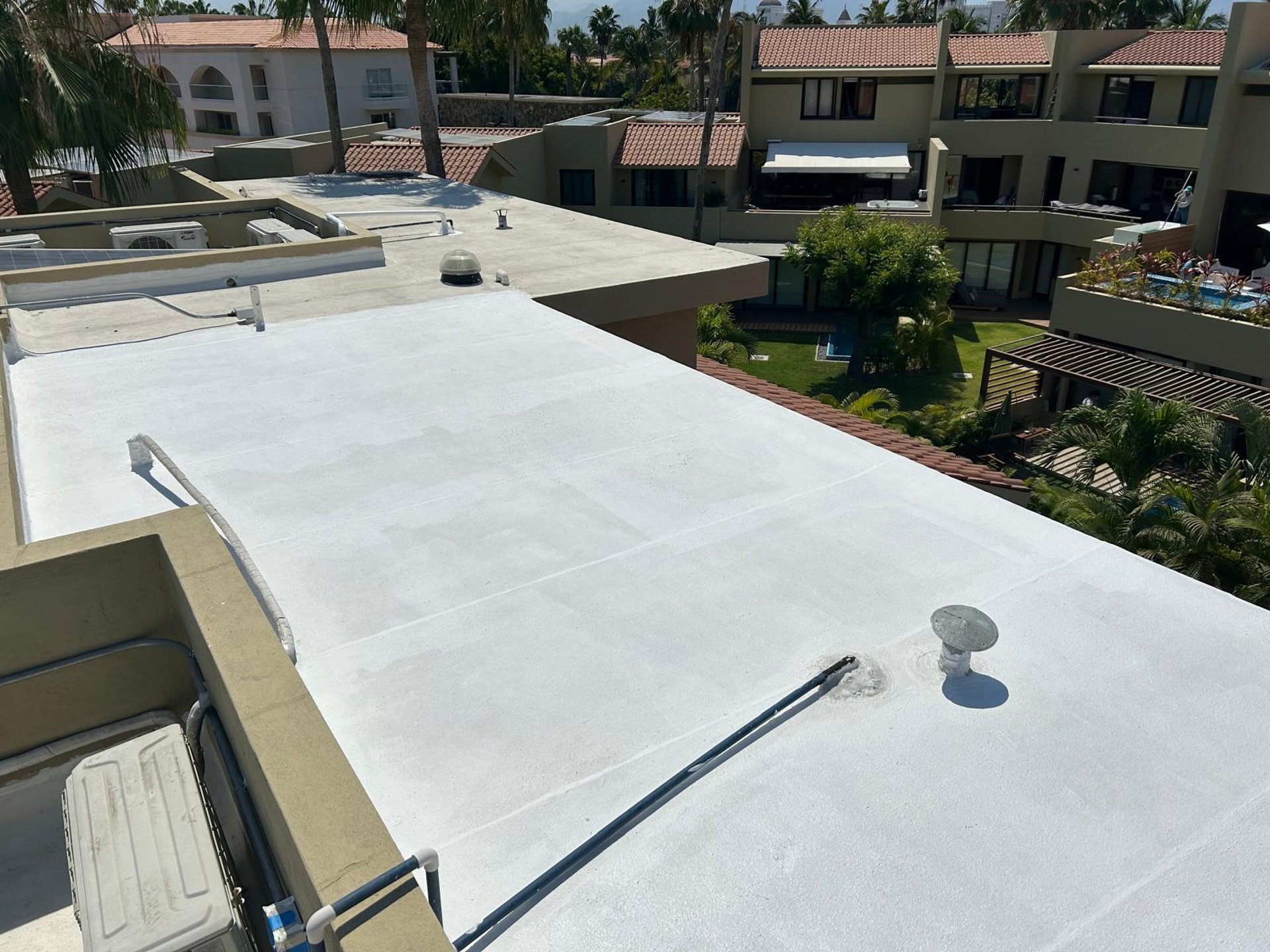 gray computer monitor