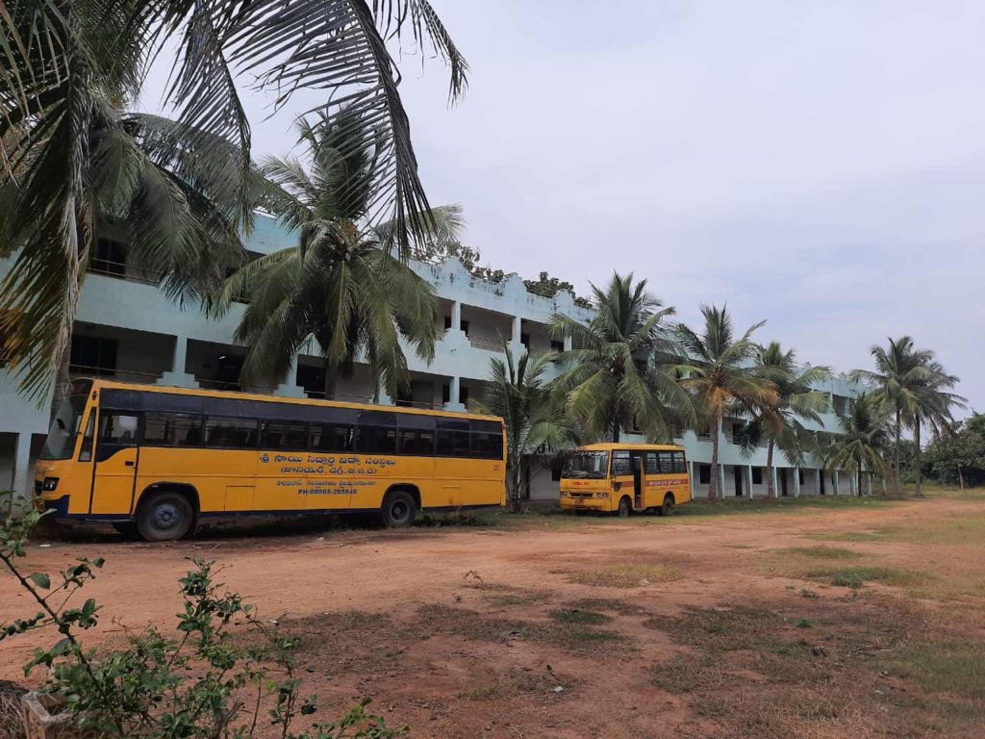 gray computer monitor