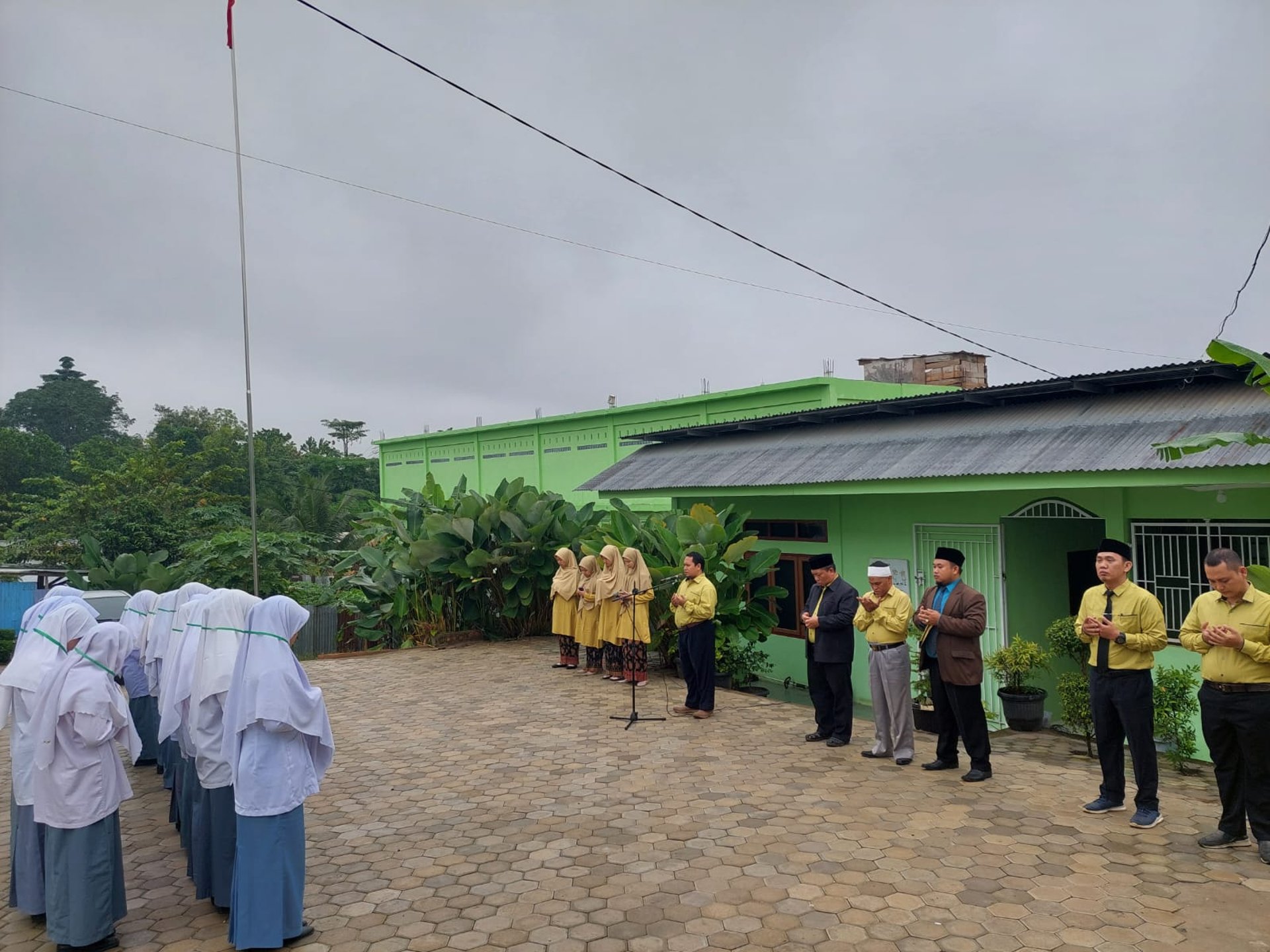 gray computer monitor