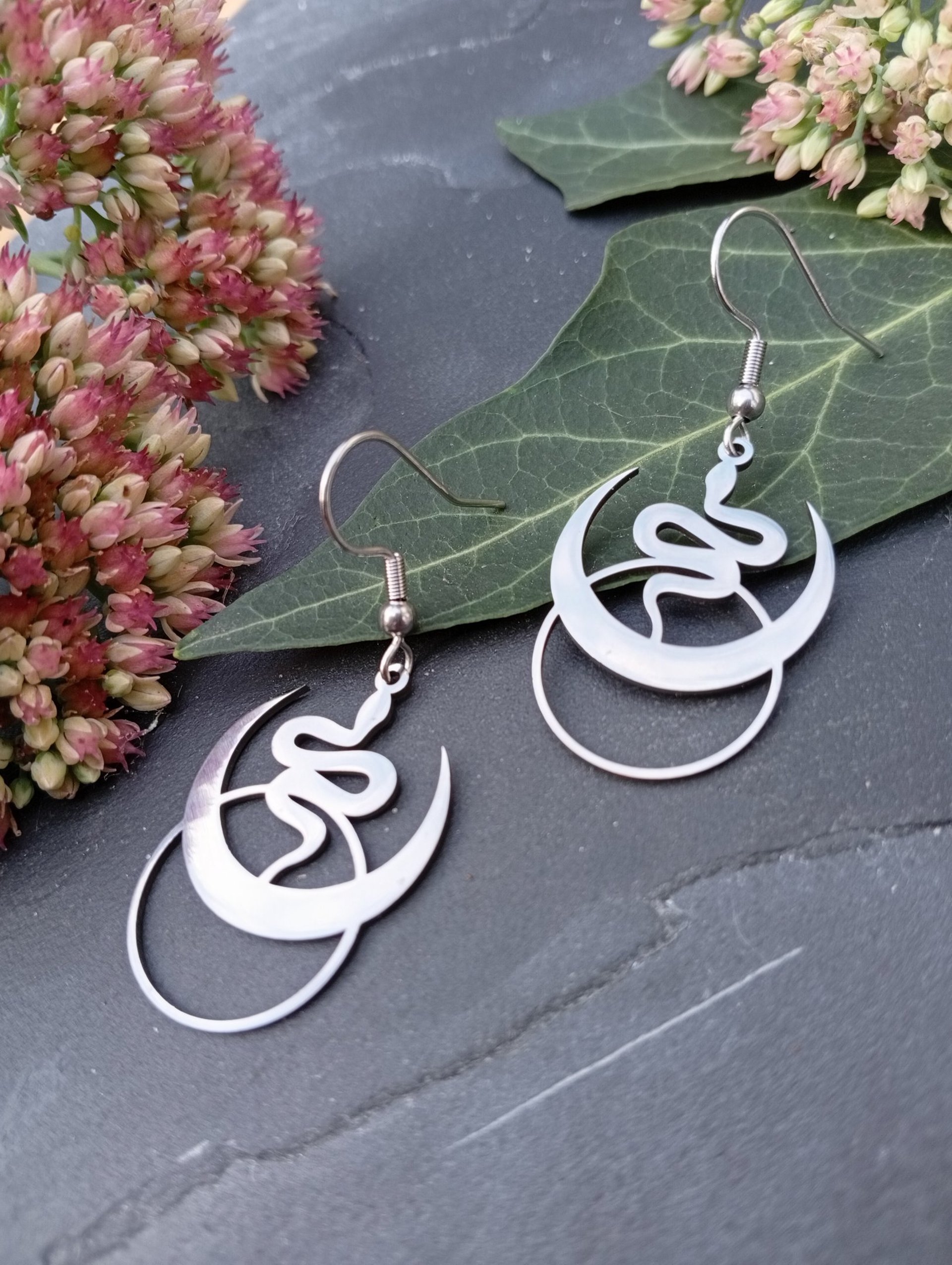 gray computer monitor