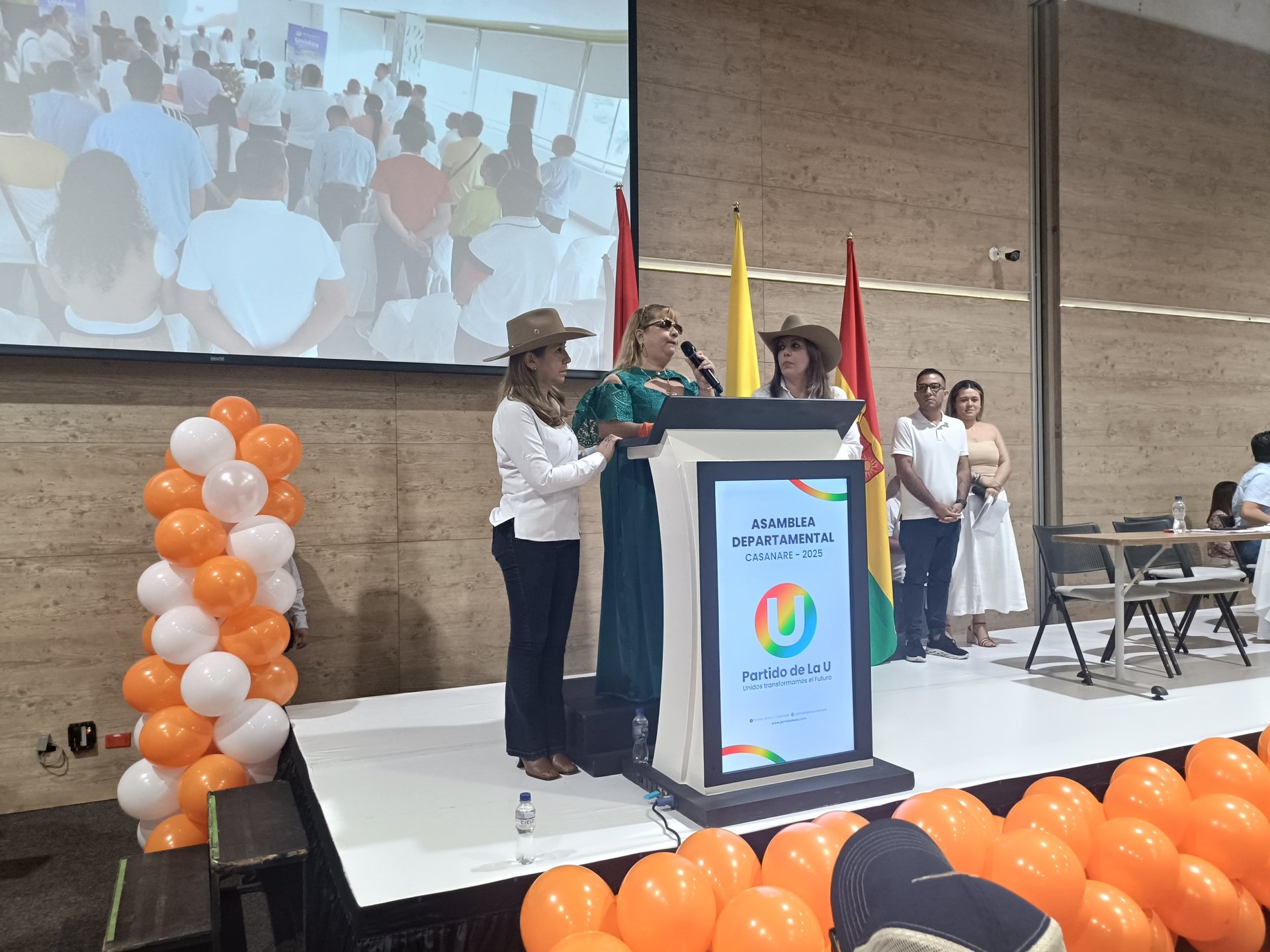 gray computer monitor