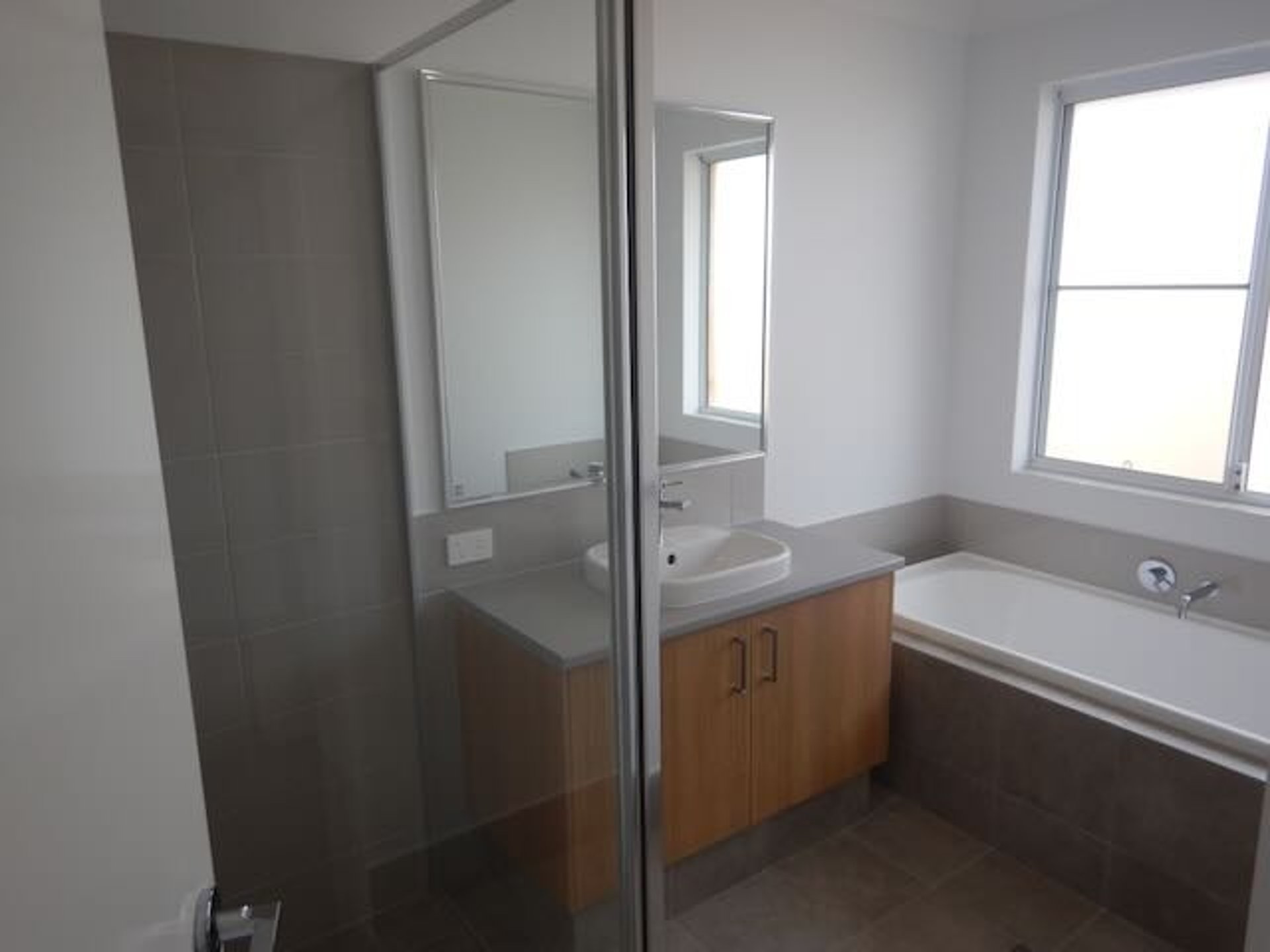 Registered builder inspects bathroom at Perth PCI