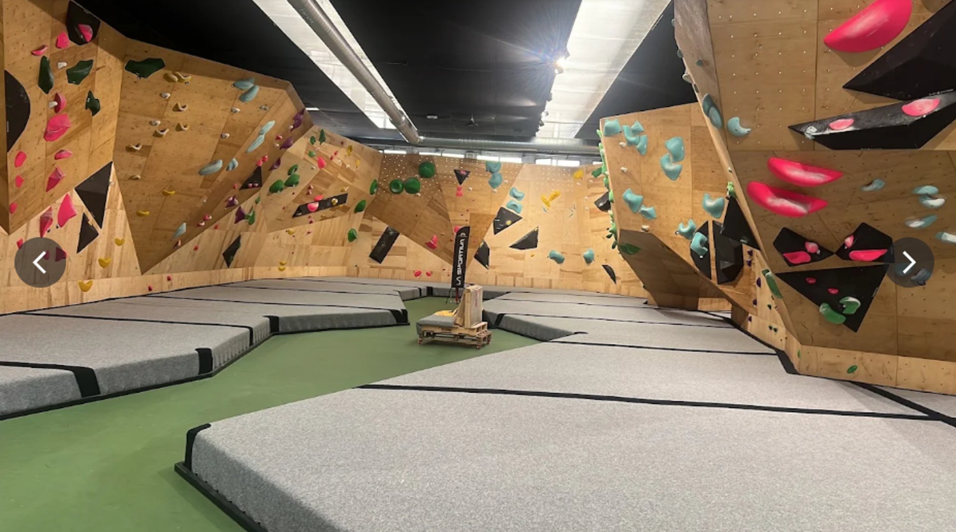 gray computer monitor