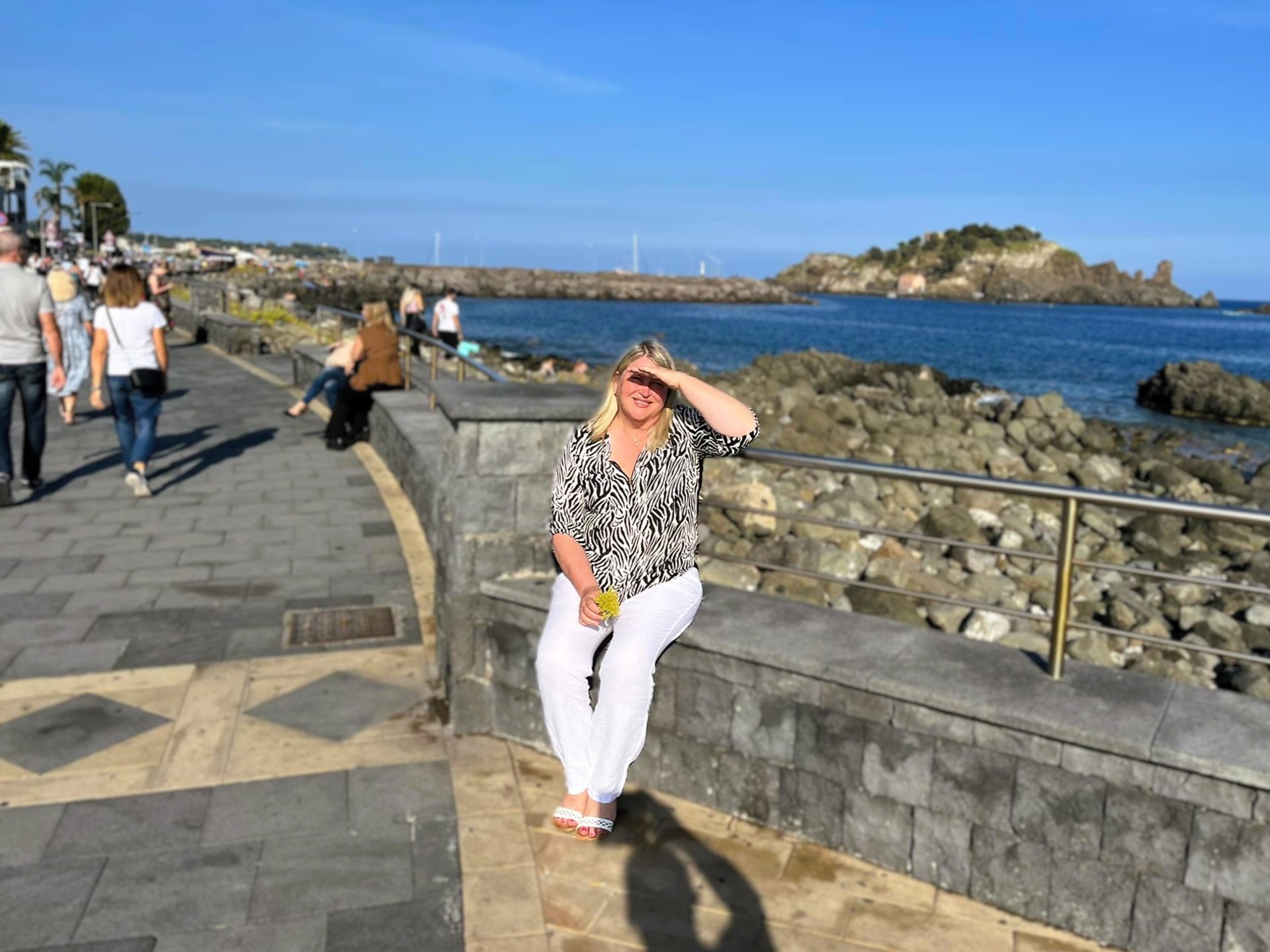 gray computer monitor