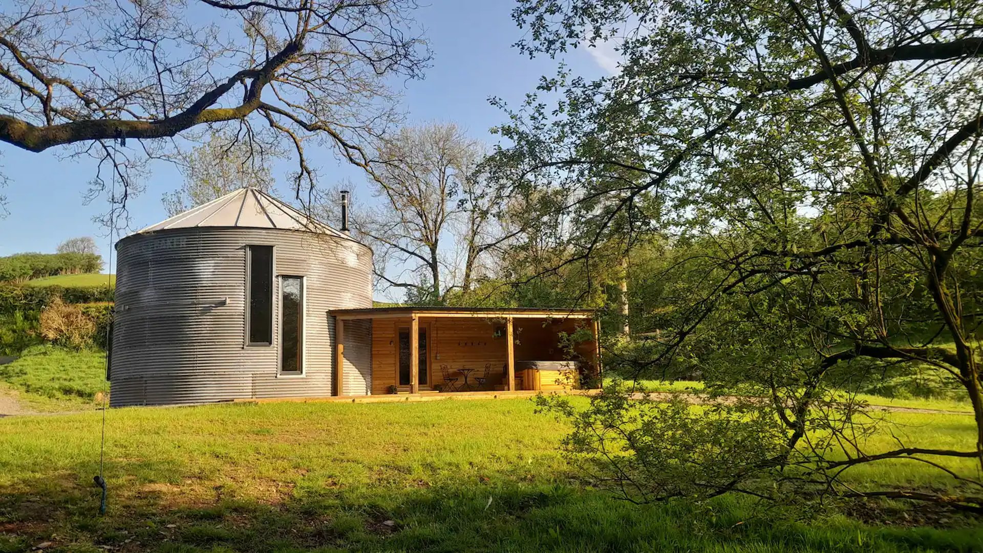 gray computer monitor