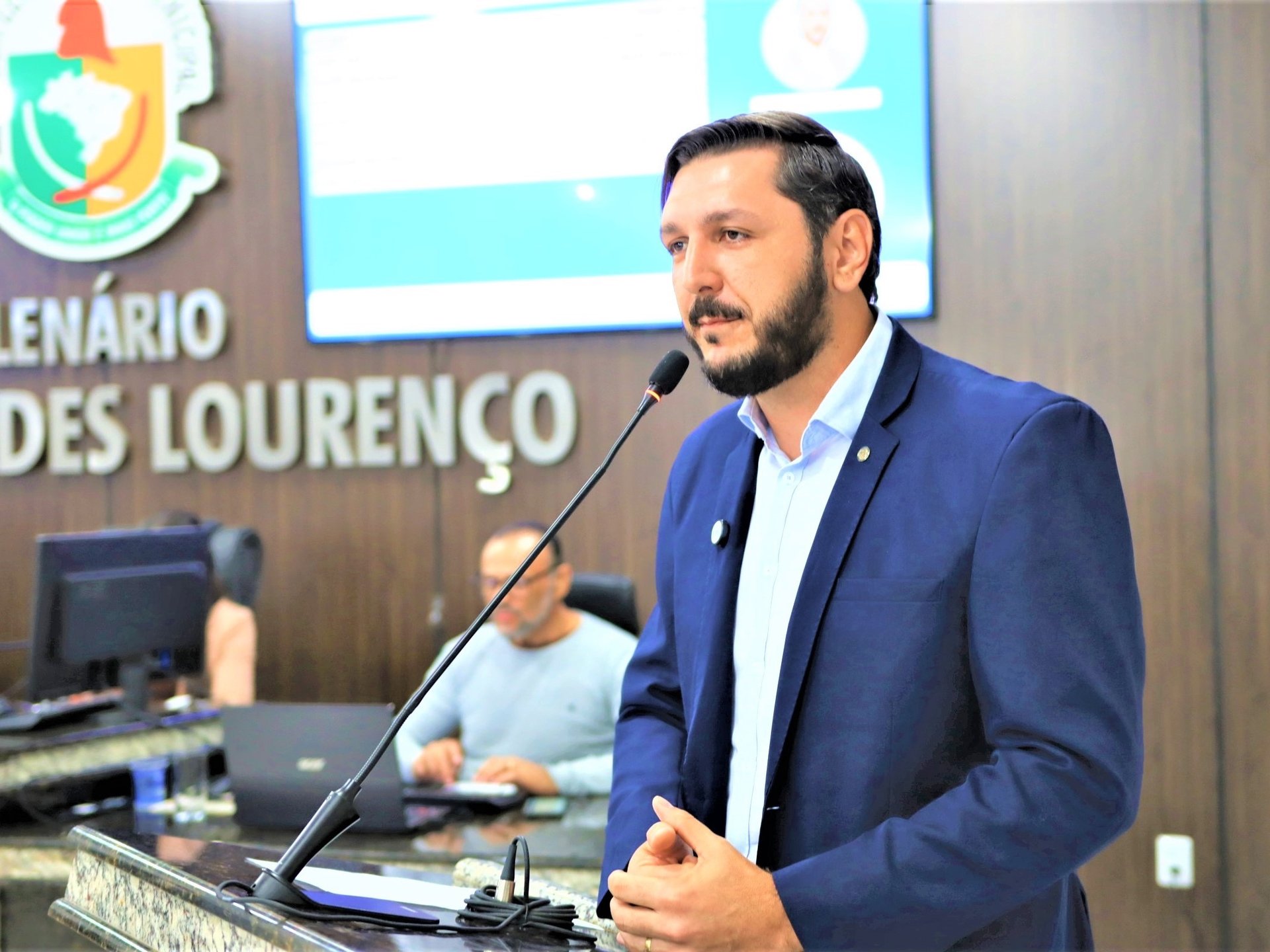 gray computer monitor