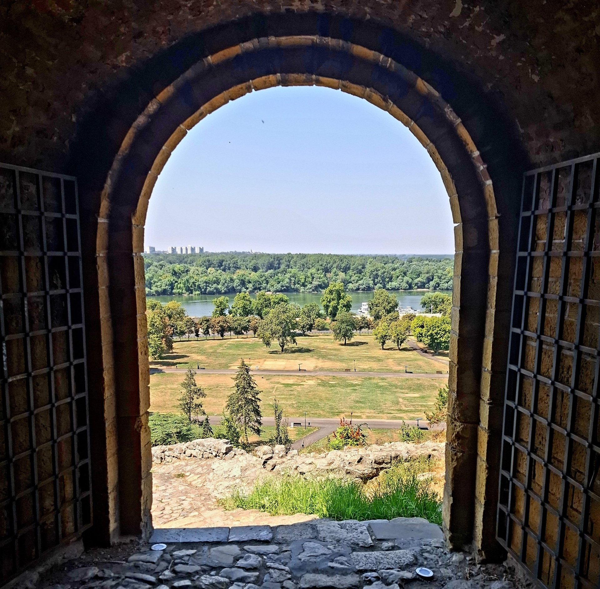 black and white bed linen