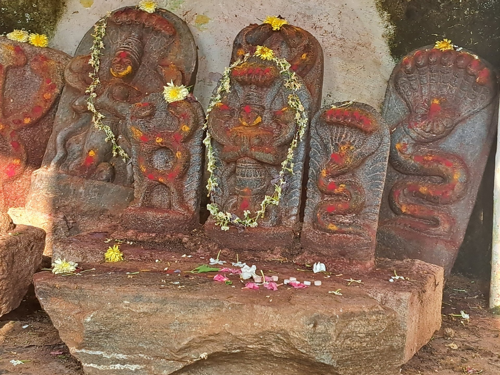 gray computer monitor