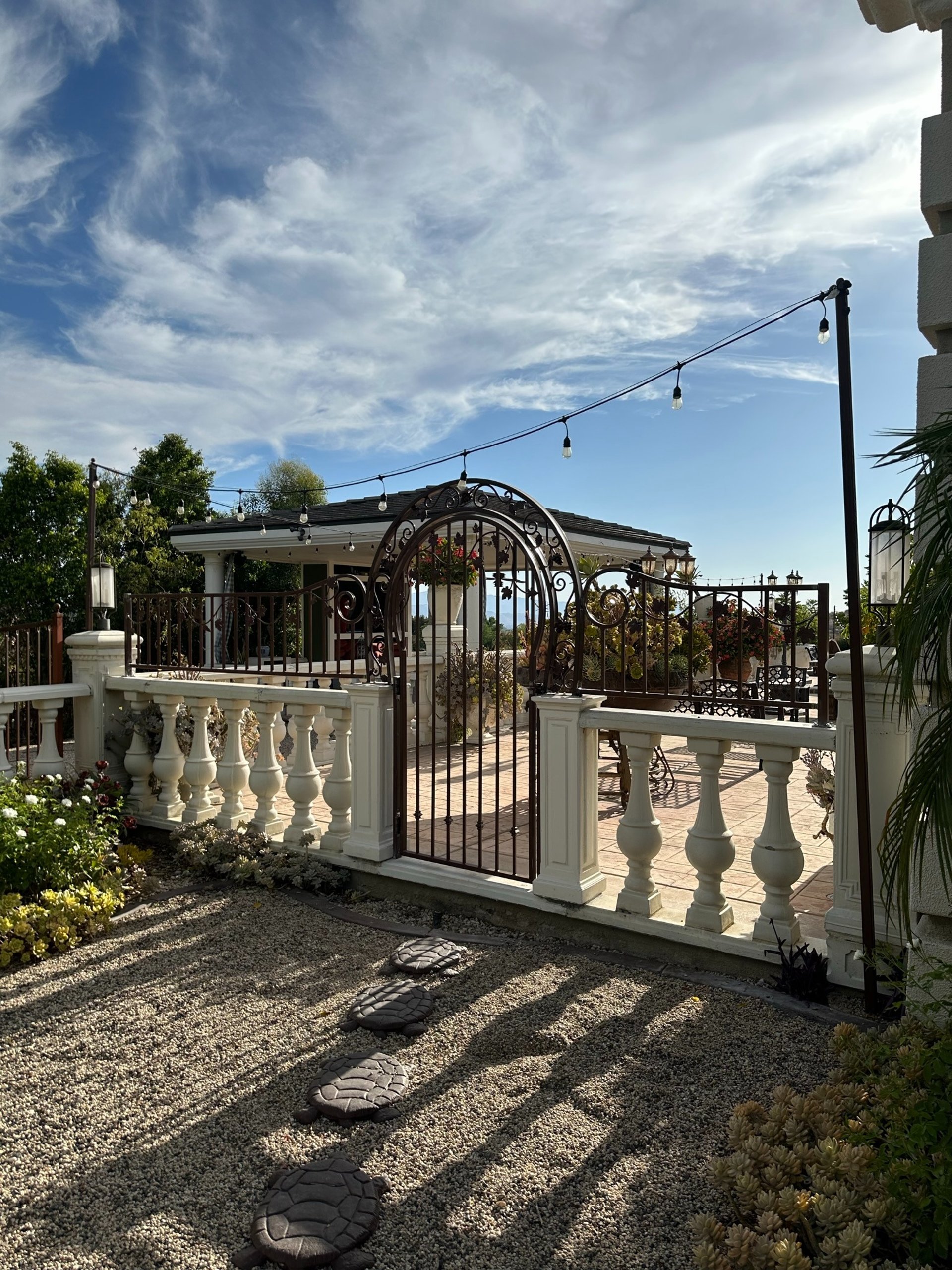 gray computer monitor