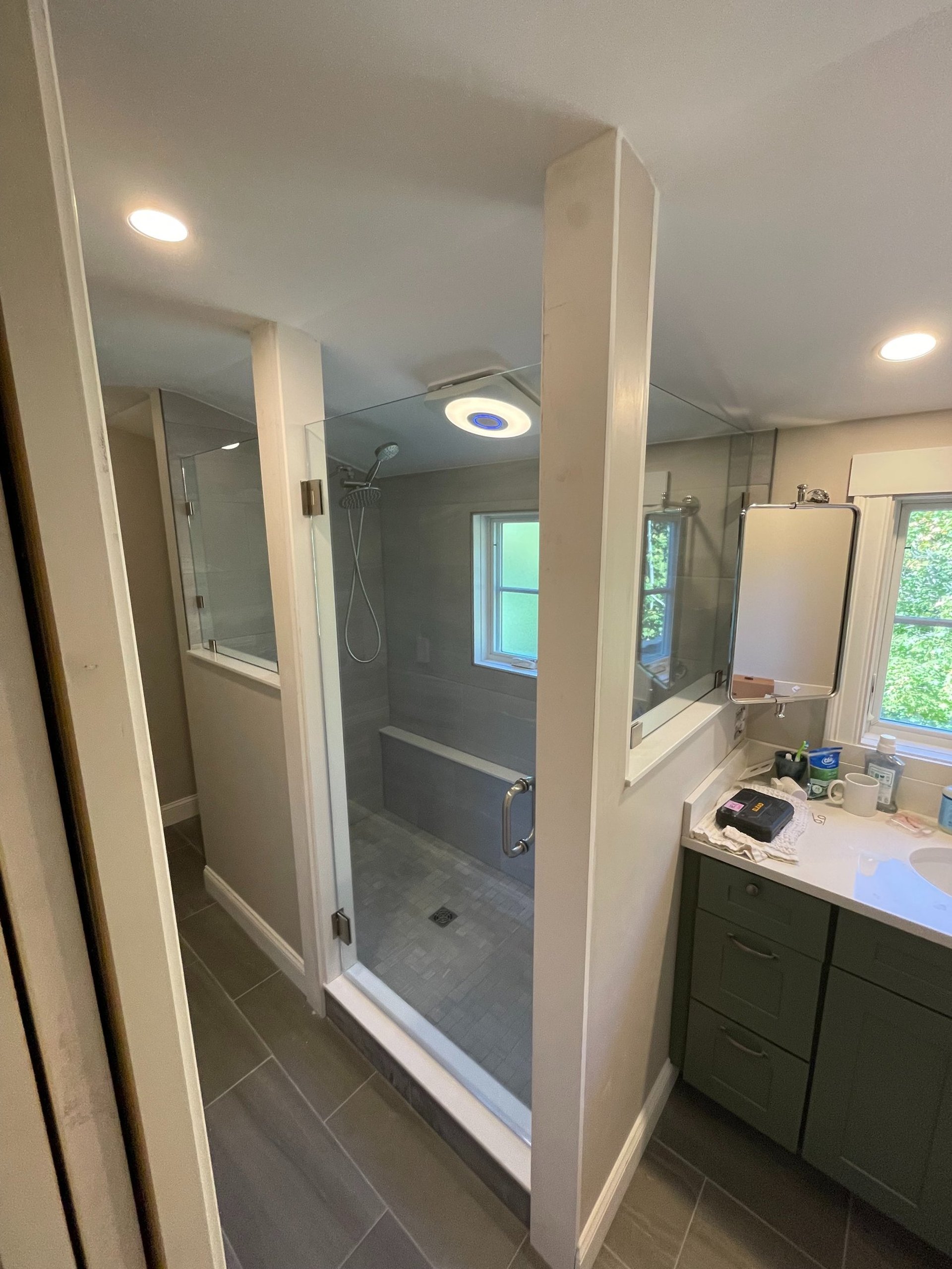 gray computer monitor