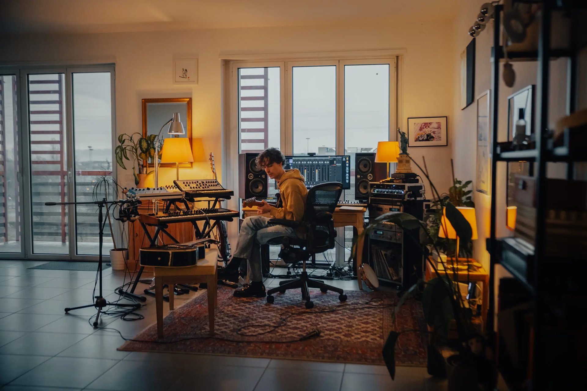 gray computer monitor