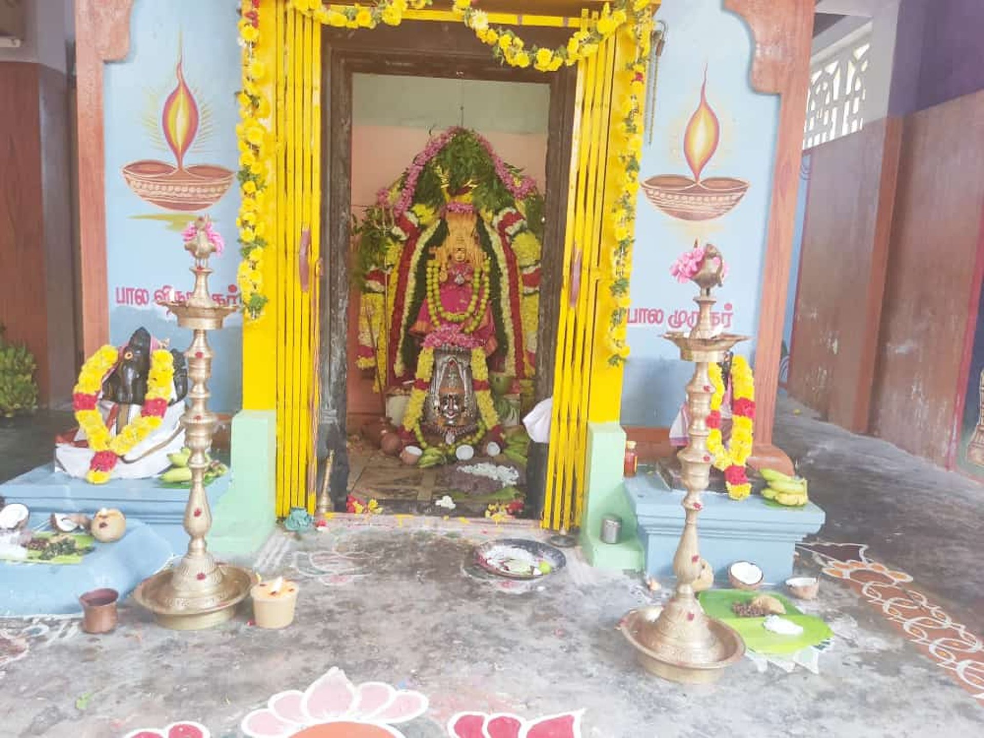 gray computer monitor