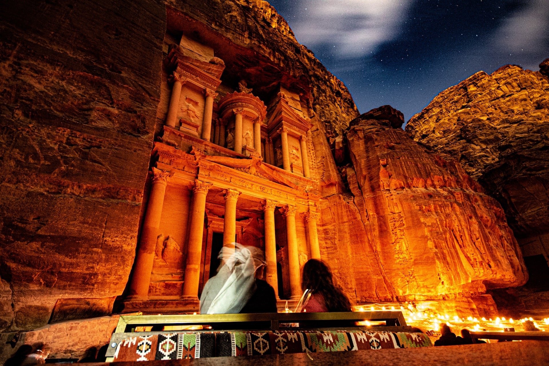 Petra de noche iluminada con velas, una de las paradas del tour Aqaba, Wadi Rum y Petra en Jordania