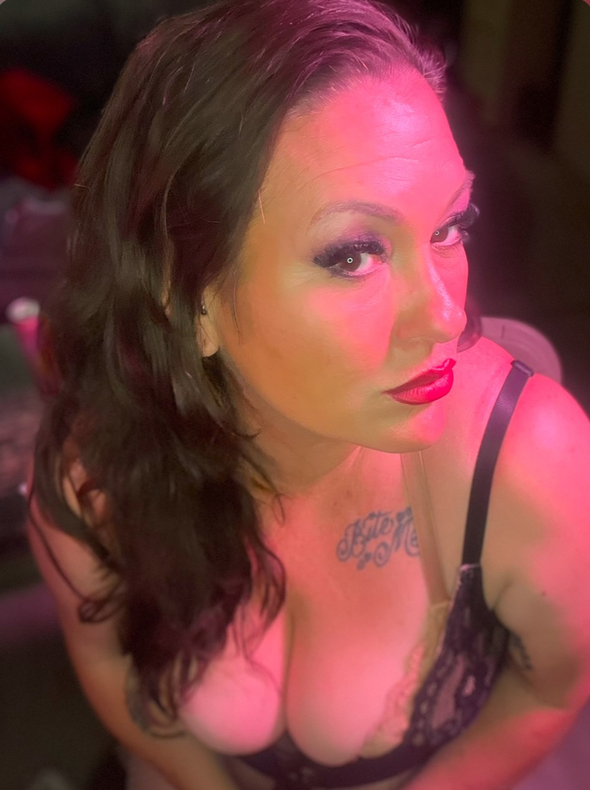 SanDiego8383 is a curvy MILF who likes to be naughty and nice, she’s available for chat voice and video chat on SextPanther
