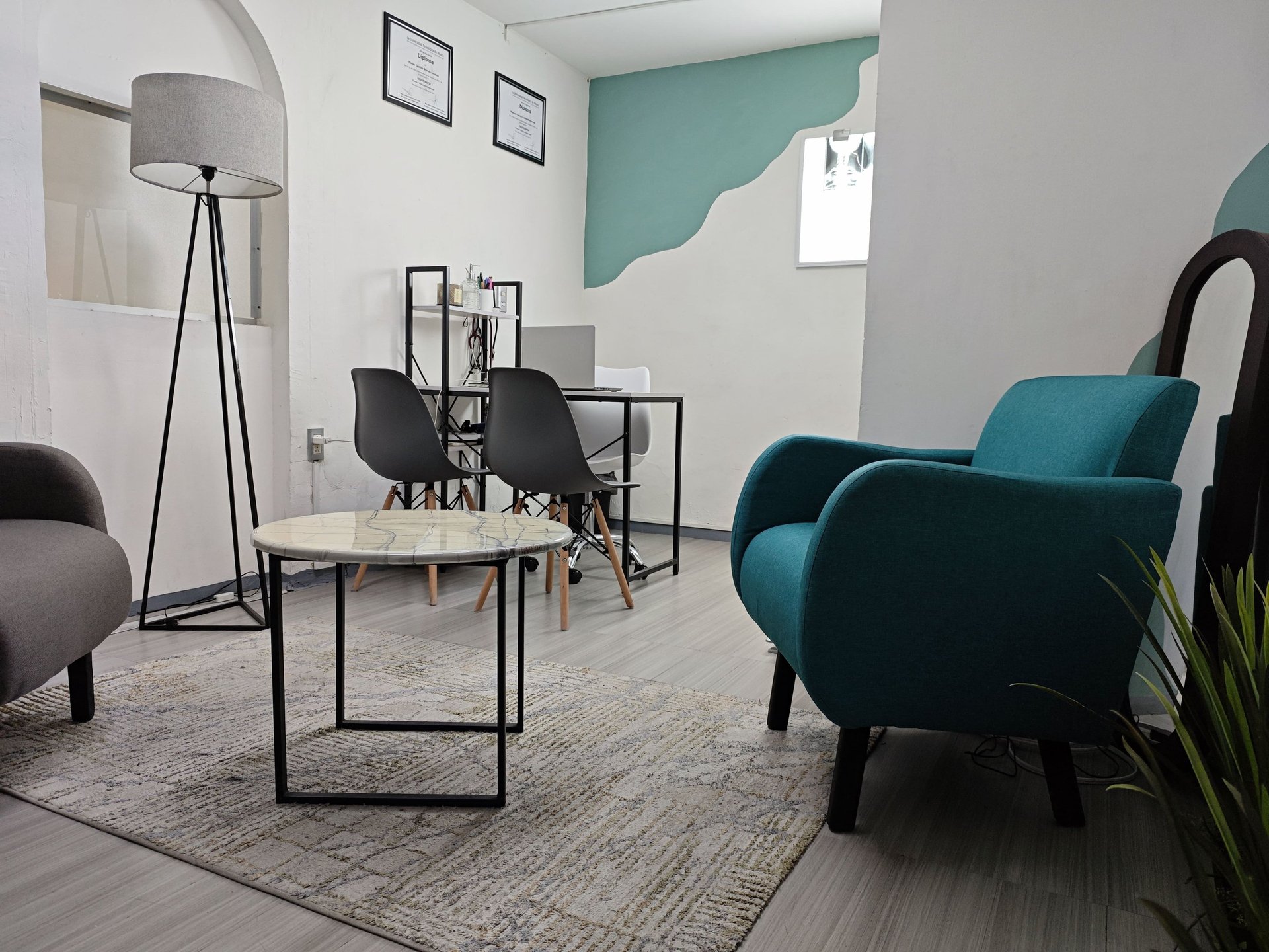 Consultorio de psicología en Guadalajara con ambiente privado y profesional en la clínica Sirona Therapy.