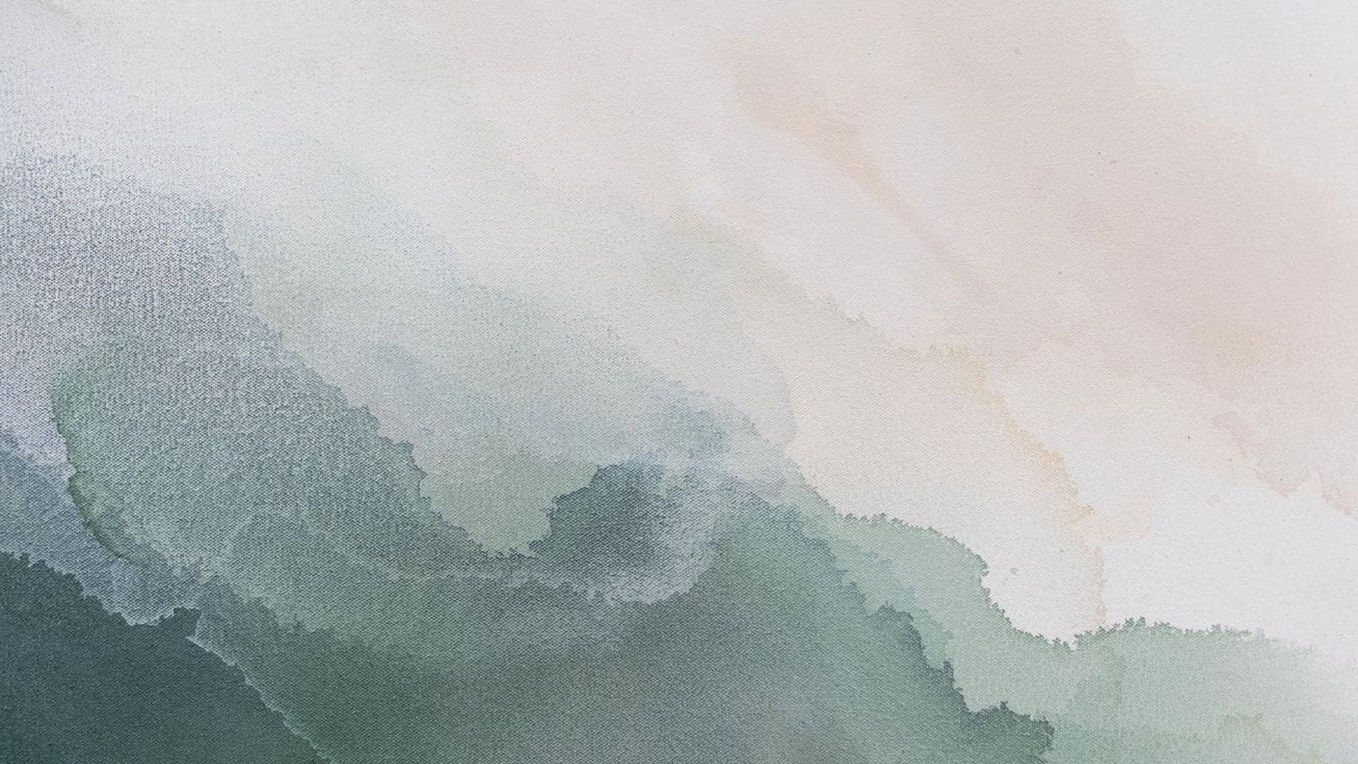 Fondo de acuarela con transición de tonos azules a beige, representando olas del mar sobre la arena con estilo suave
