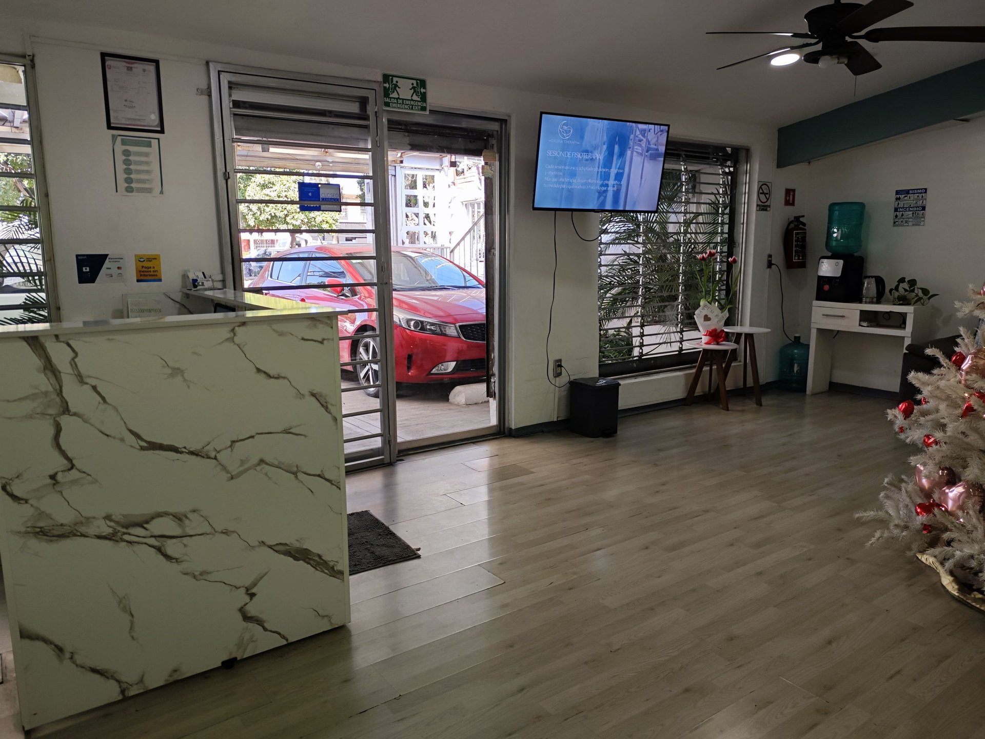 Recepción principal y área de bienvenida de la clínica Sirona Therapy en Guadalajara.