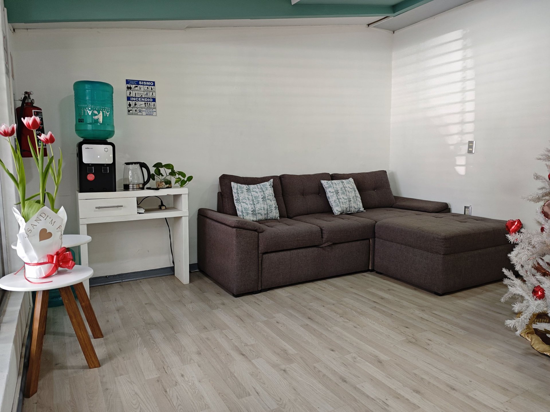 Sala de espera confortable para pacientes de fisioterapia y estética en Sirona Therapy Guadalajara.