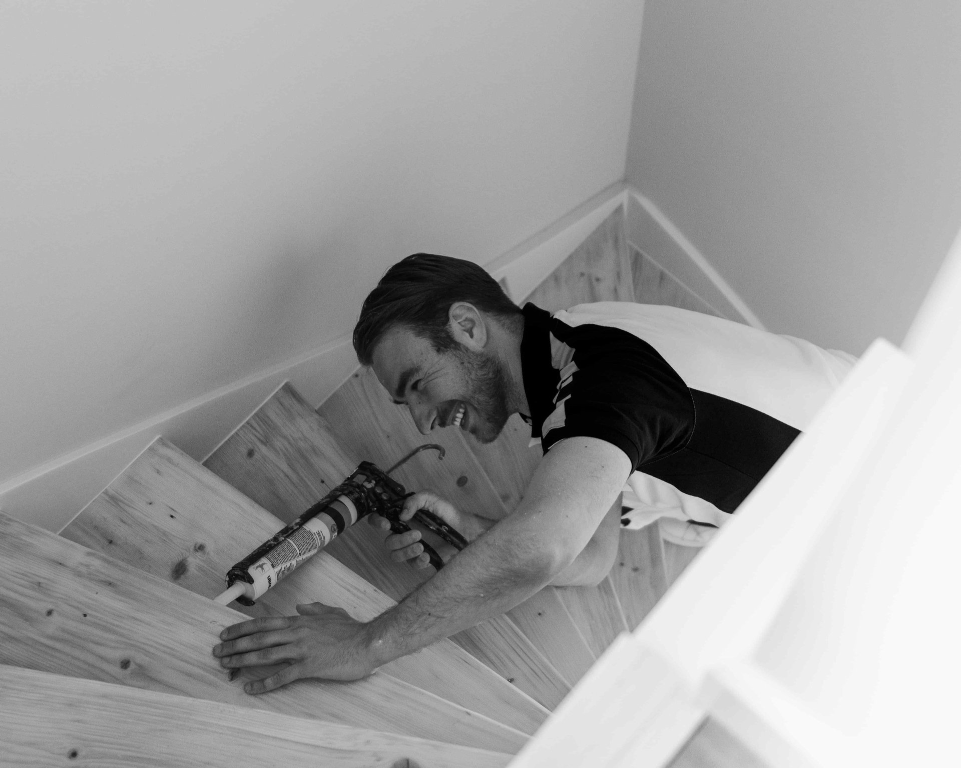 gray computer monitor