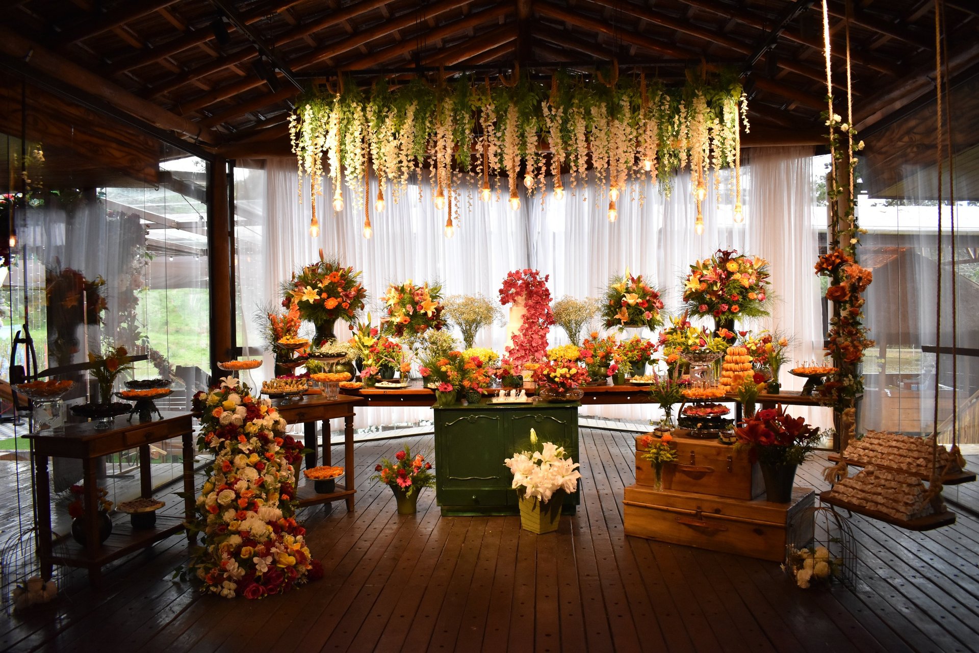 gray computer monitor