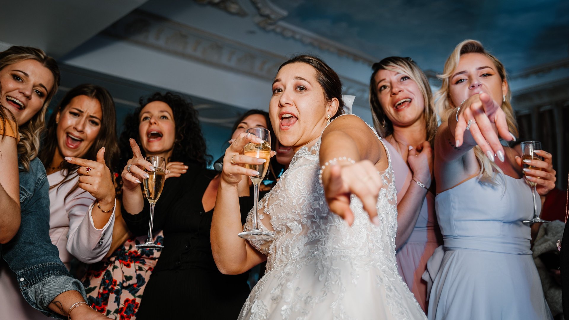 La mariée faisant la fête avec ses convives sur sont lieu de réception de mariage