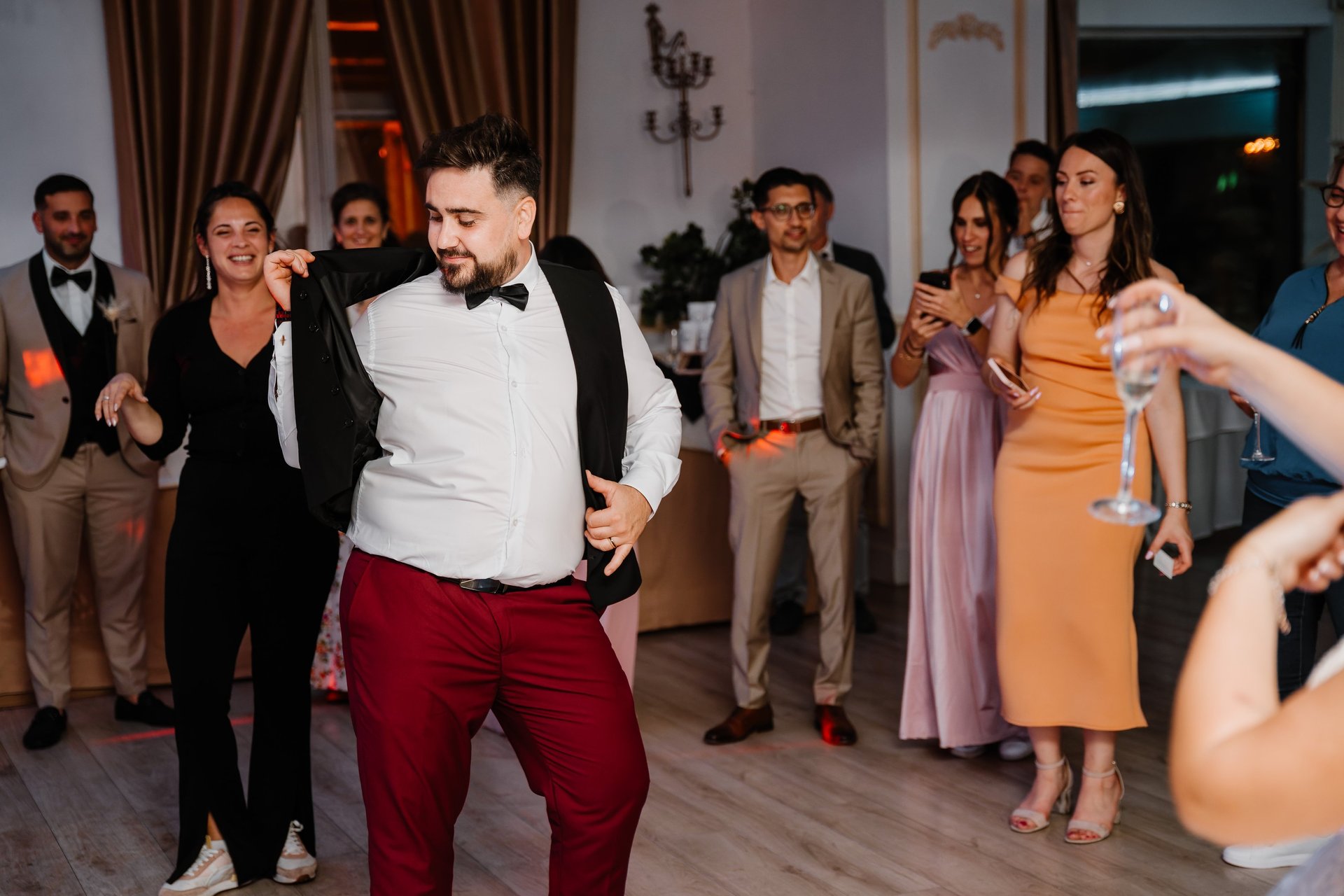 Marié dansant au milieu de ses invités lors de la réception de mariage