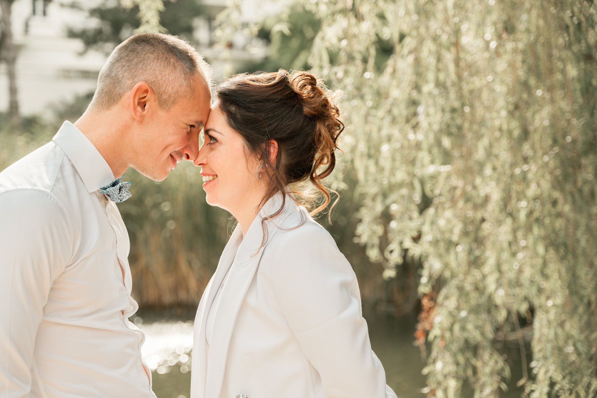 Les mariés se regardent avec amour