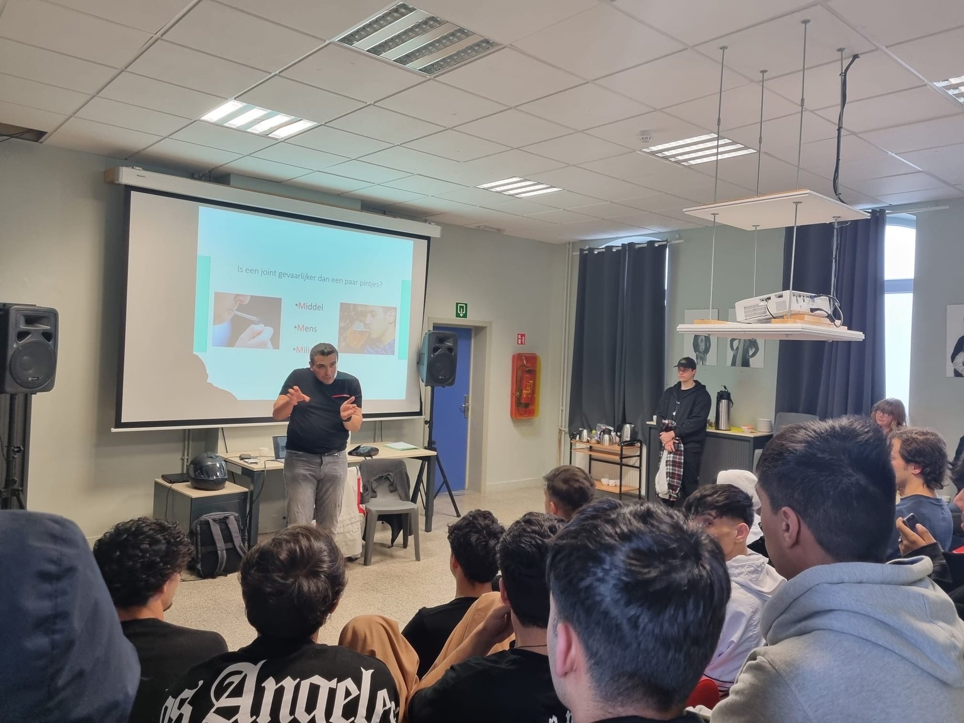 gray computer monitor