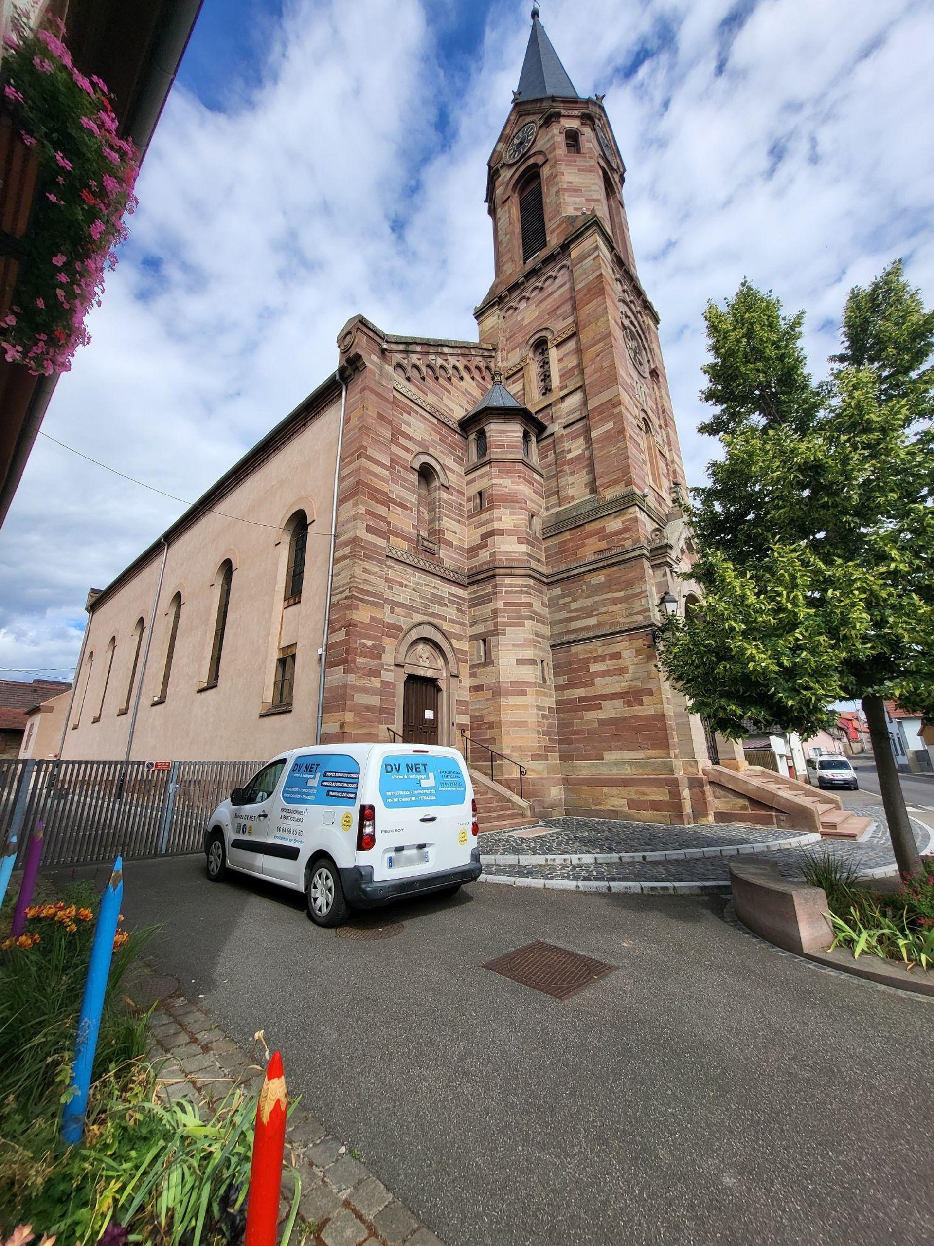 Nettoyage des vitres de l’église de Griesheim près molsheim