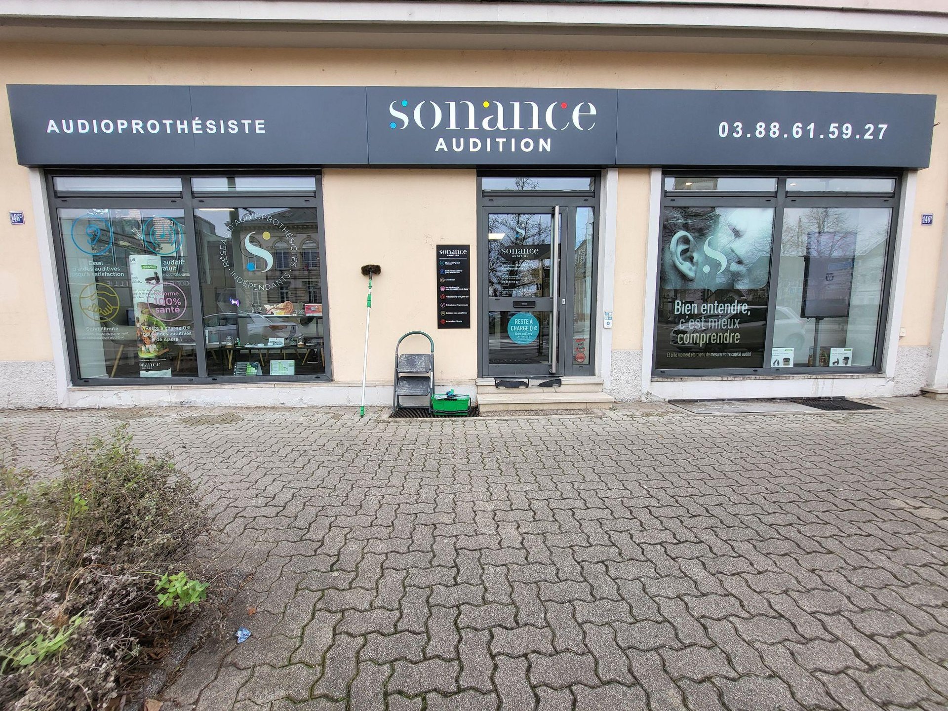 Prestations professionnelles par DV NET : nettoyage vitrine mensuel à Illkirch et Lingolsheim