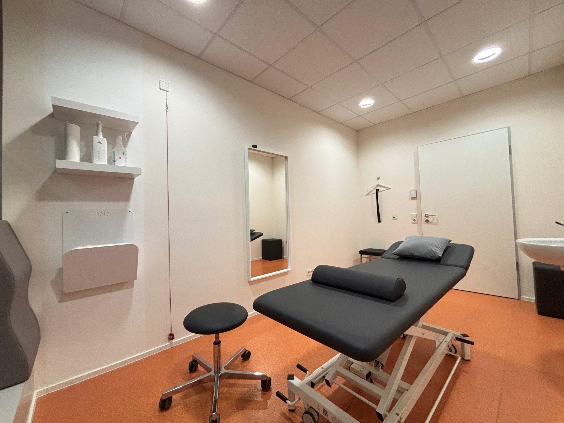 gray computer monitor