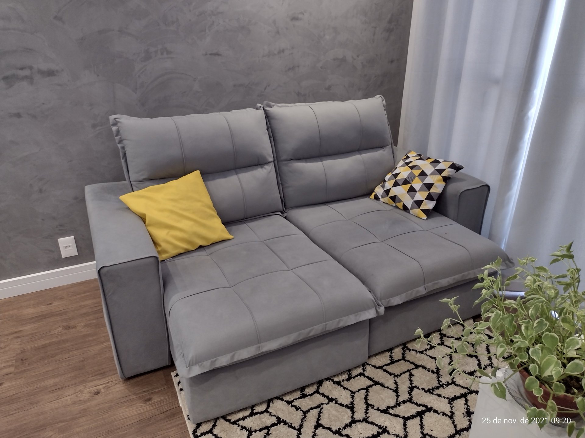 Antes e depois: sofá retrátil cinza higienizado em Campinas, sem manchas, com almofadas amarelas e tapete geométrico.
