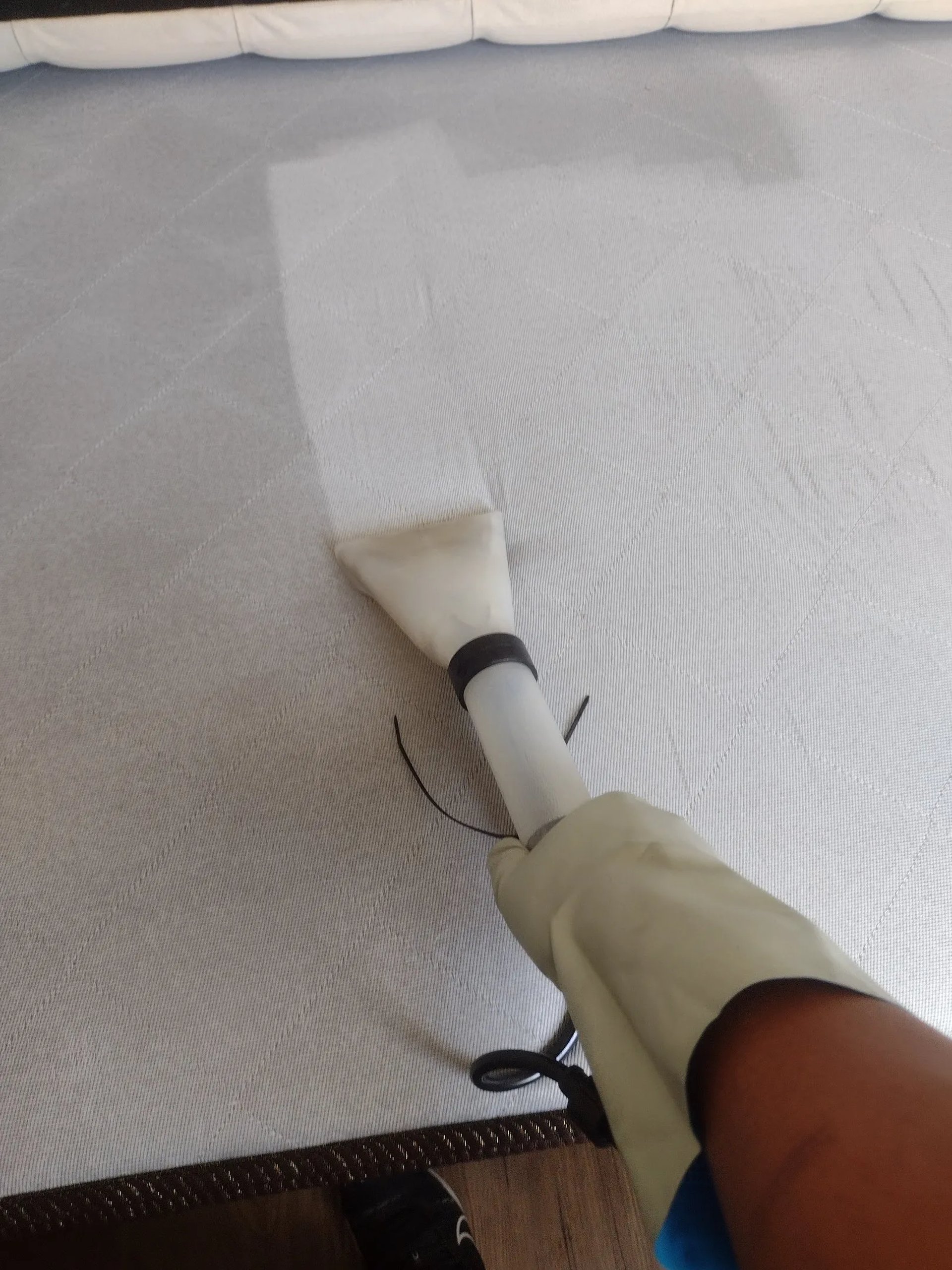 Limpeza de colchão em Campinas — bocal extrator removendo sujeira e ácaros, detalhe da passagem no tecido.