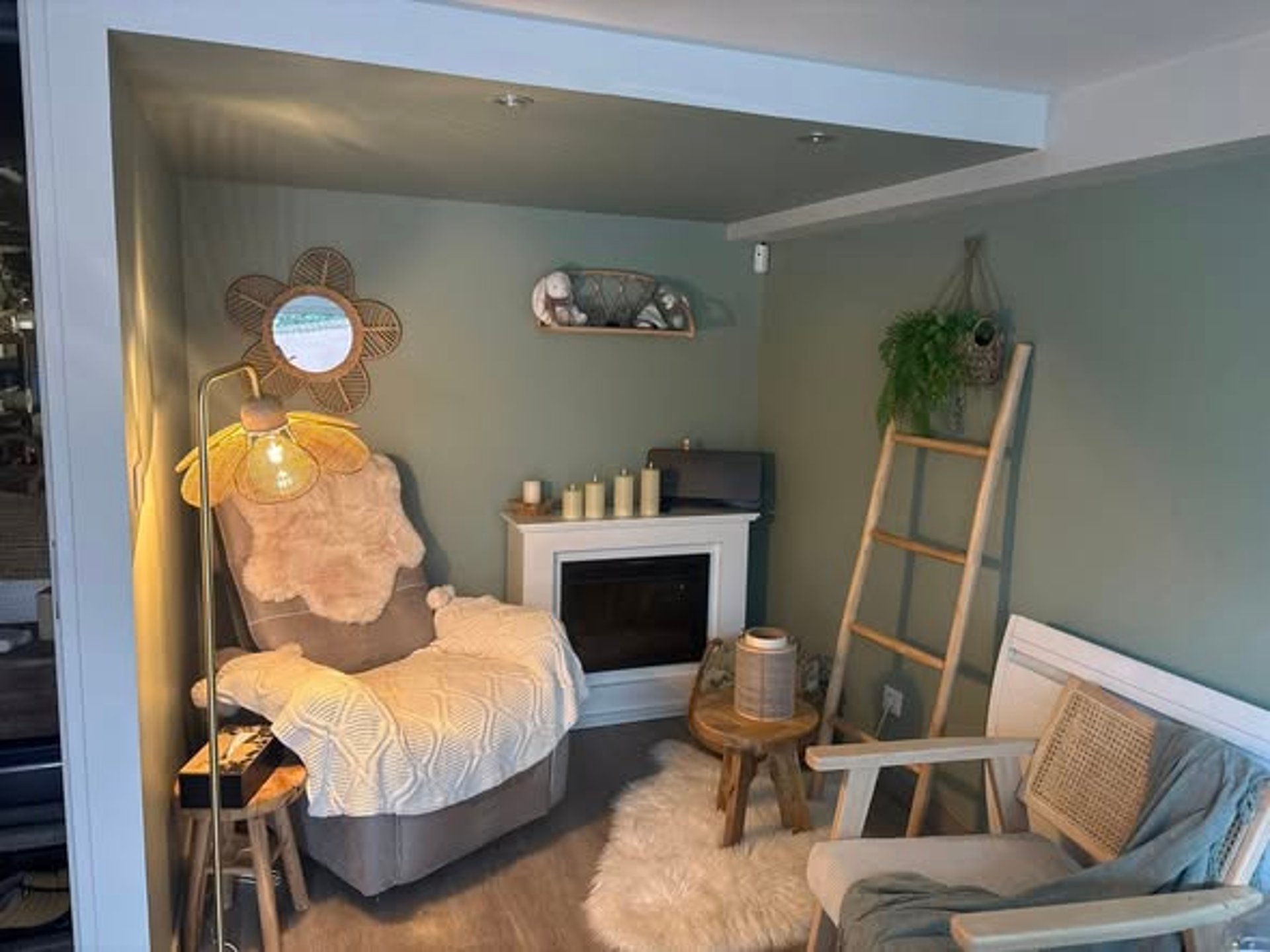 gray computer monitor