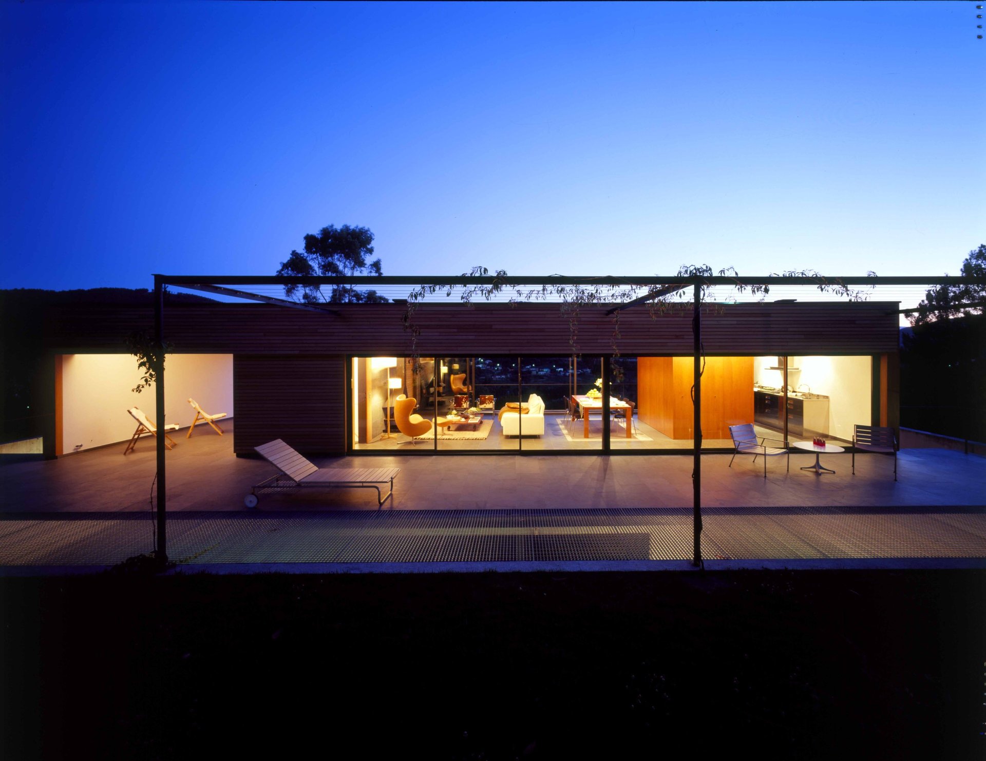 gray computer monitor