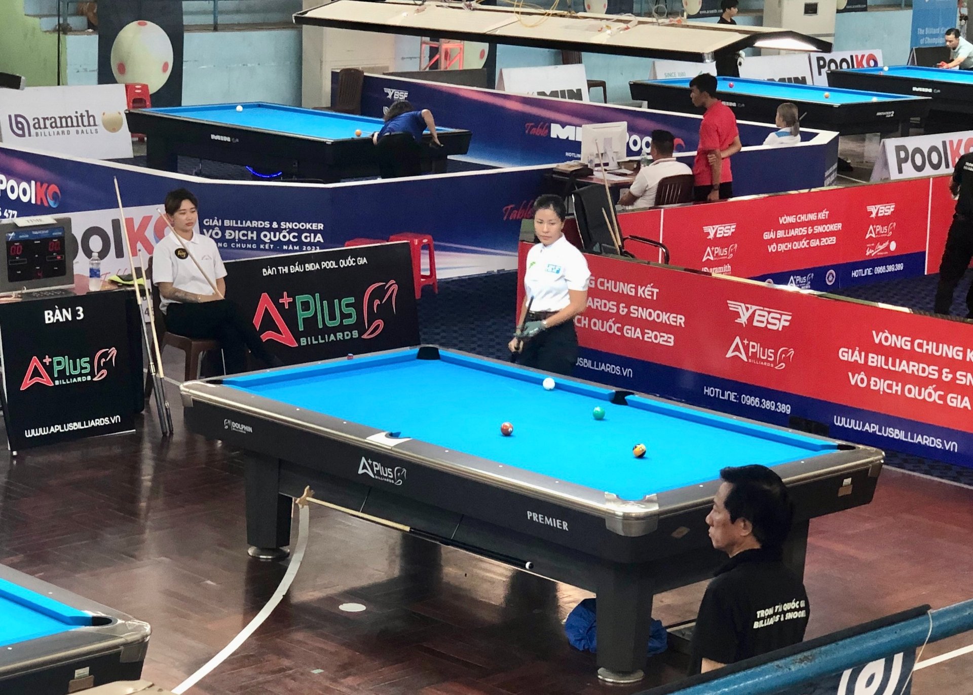 gray computer monitor