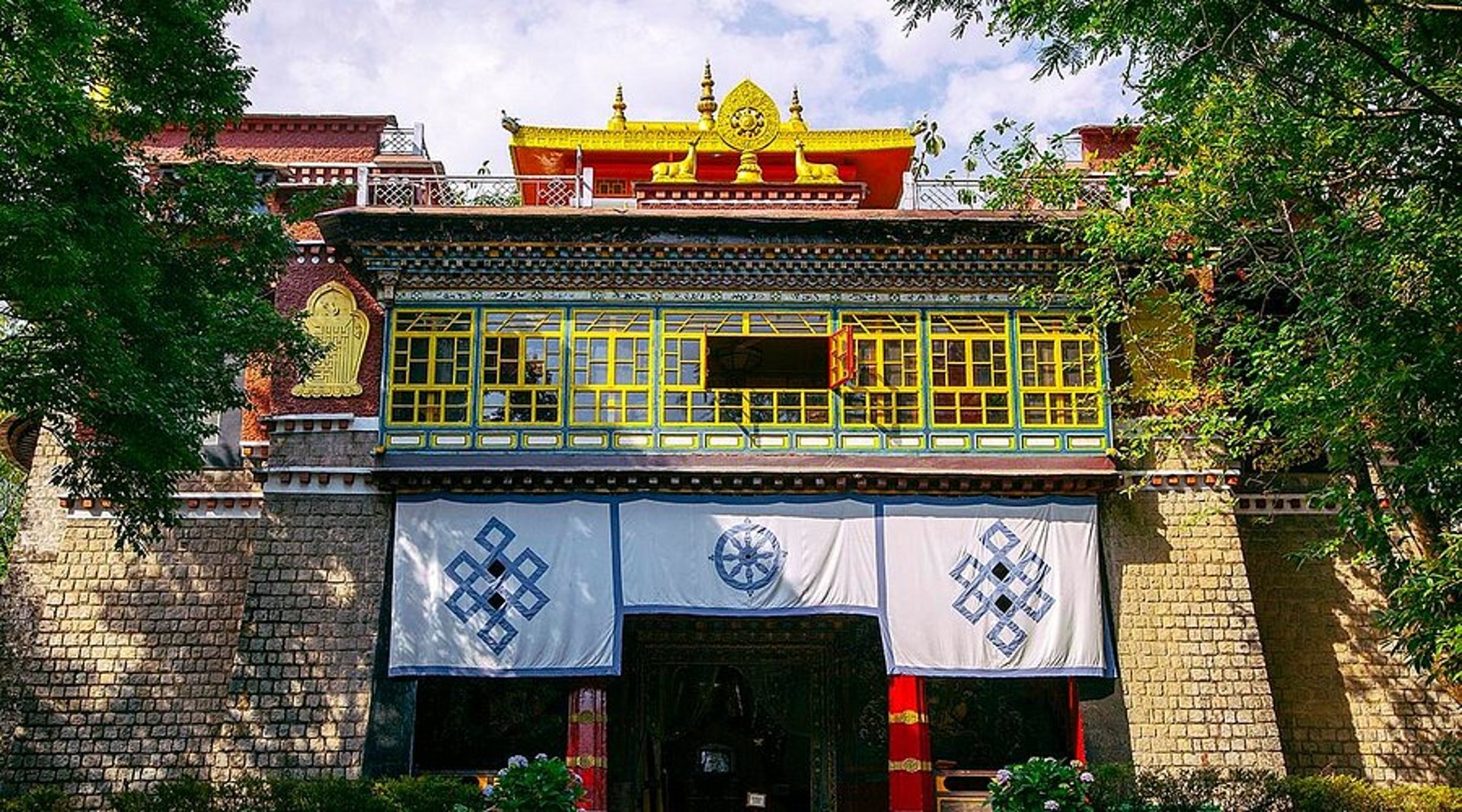 a building with many statues on the roof