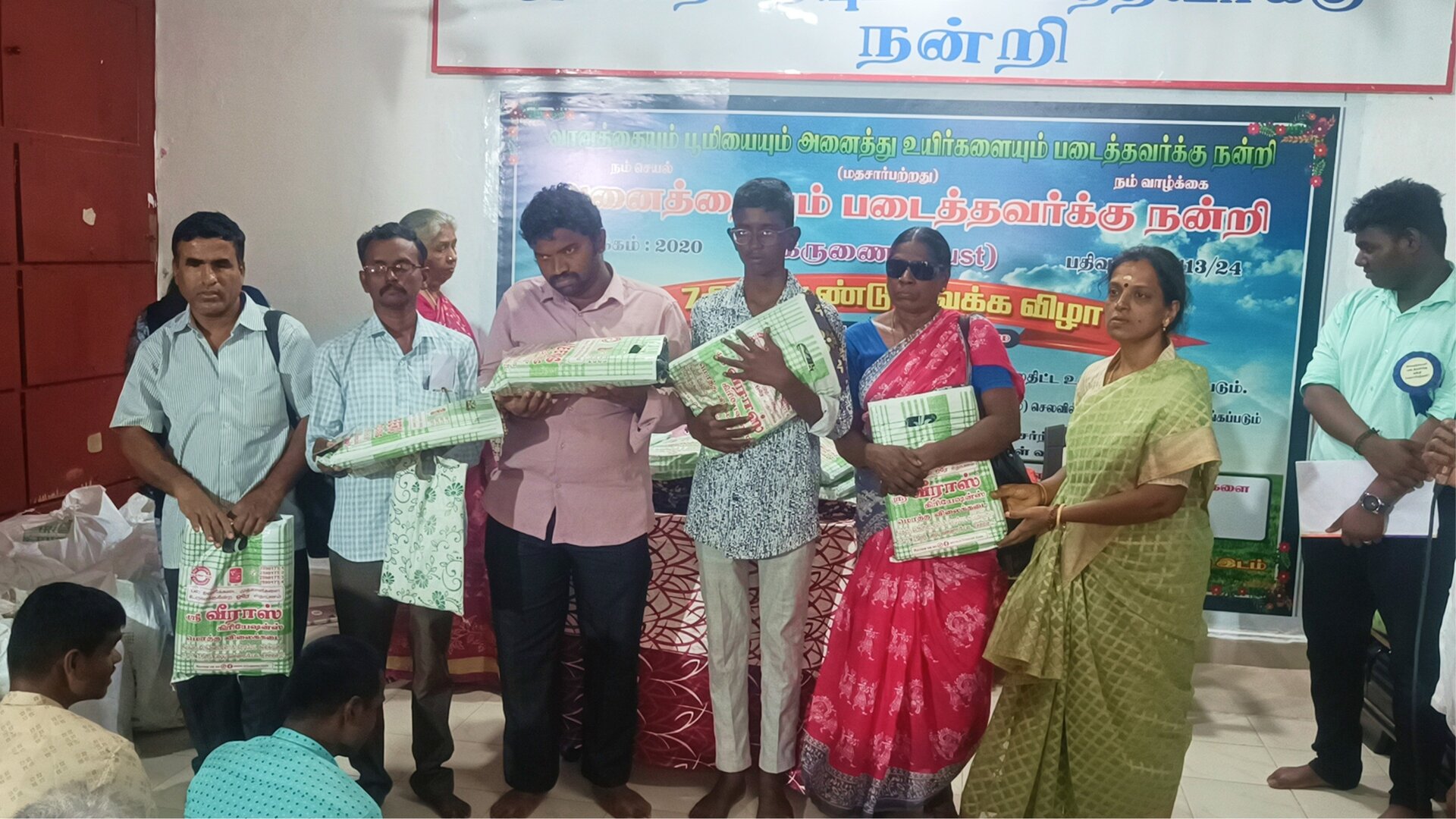 gray computer monitor