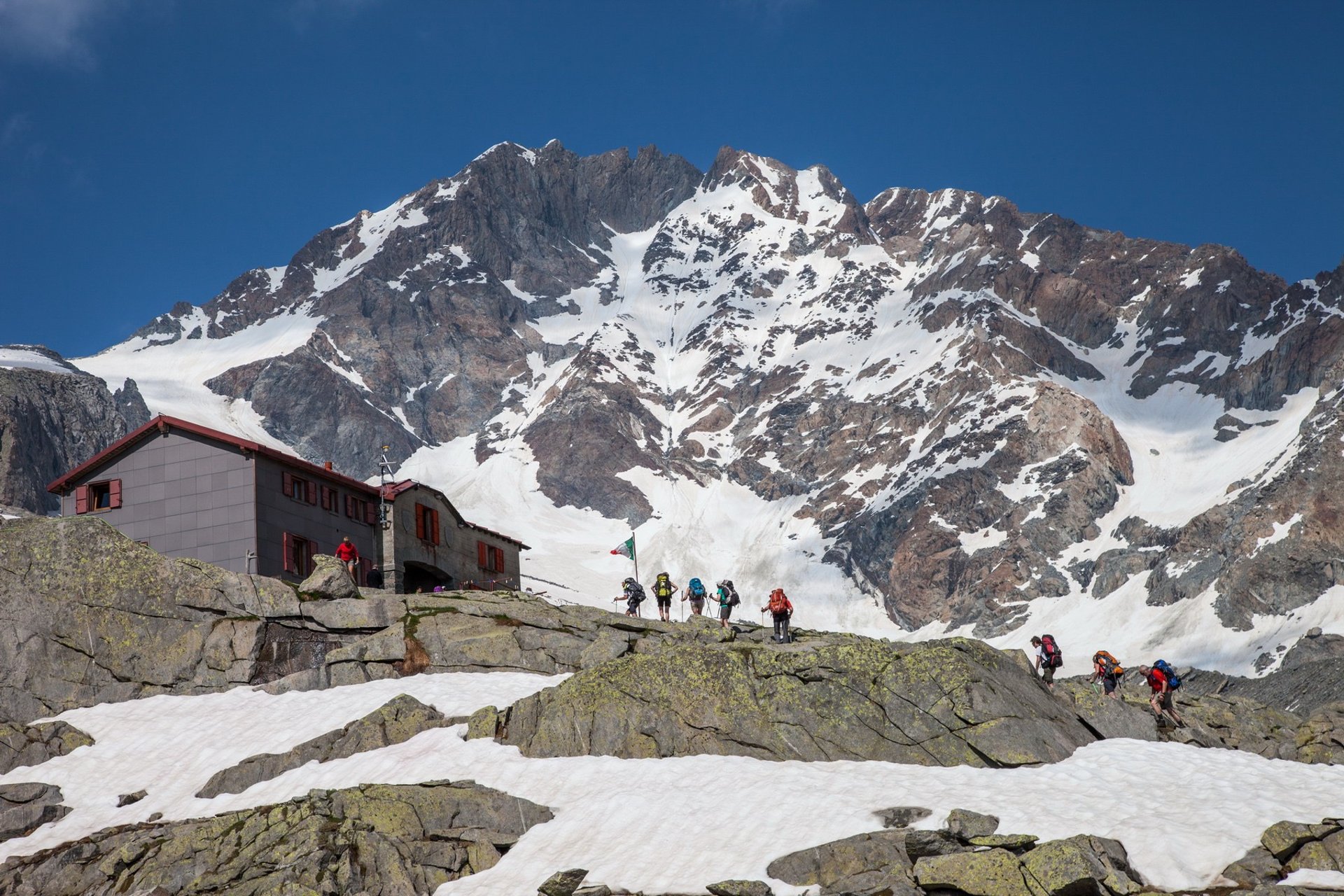 Rifugio Ponti with Monte Disgrazia in the background. Foto R. Ganasssa