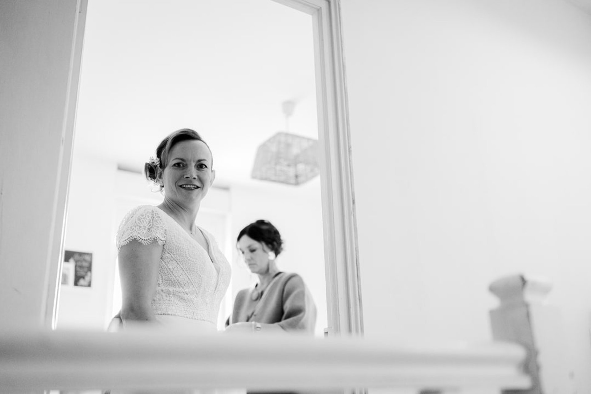 Une femme en robe blanche regardant la caméra