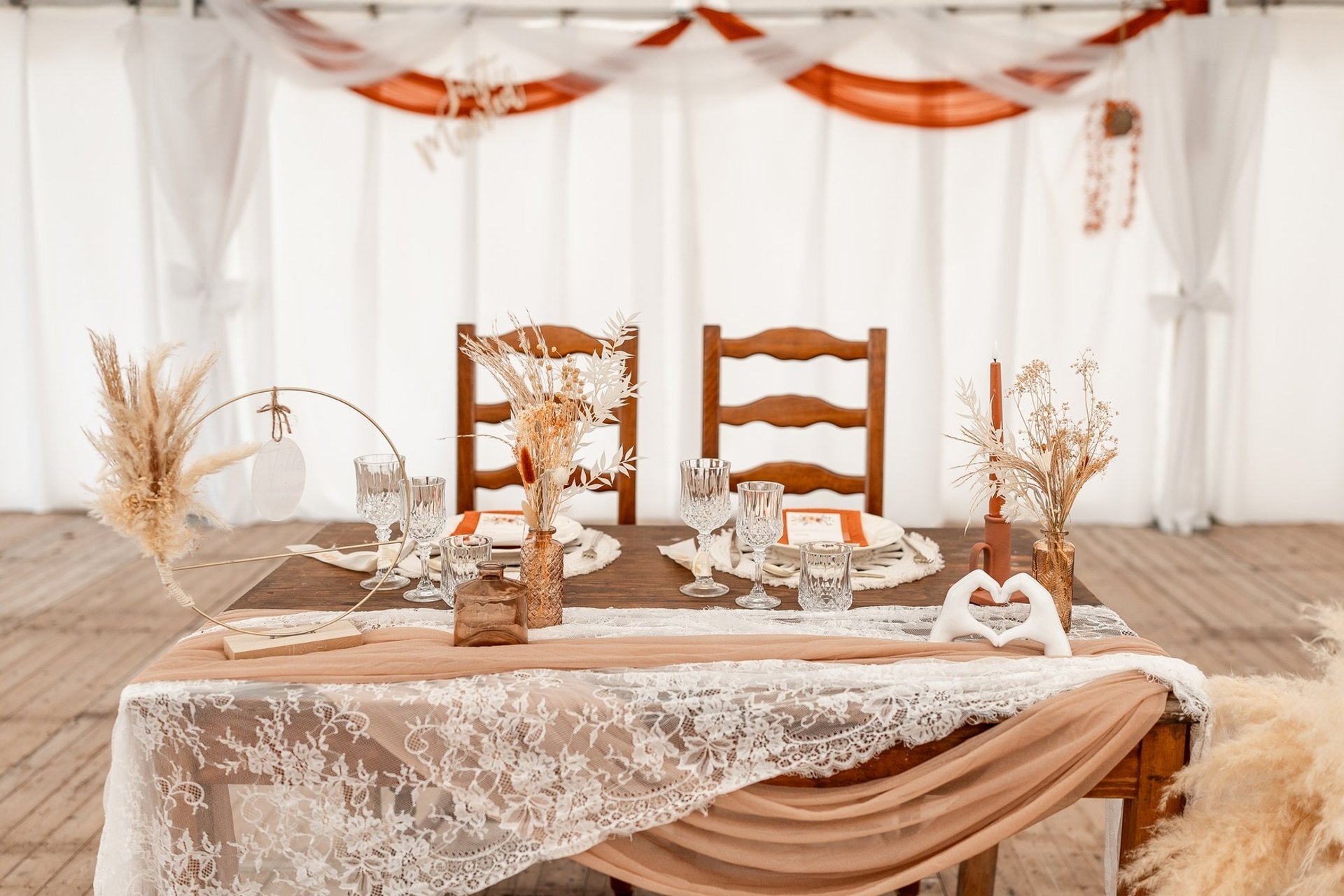 Une table d'honneur de mariage dressée sur le thème terracota