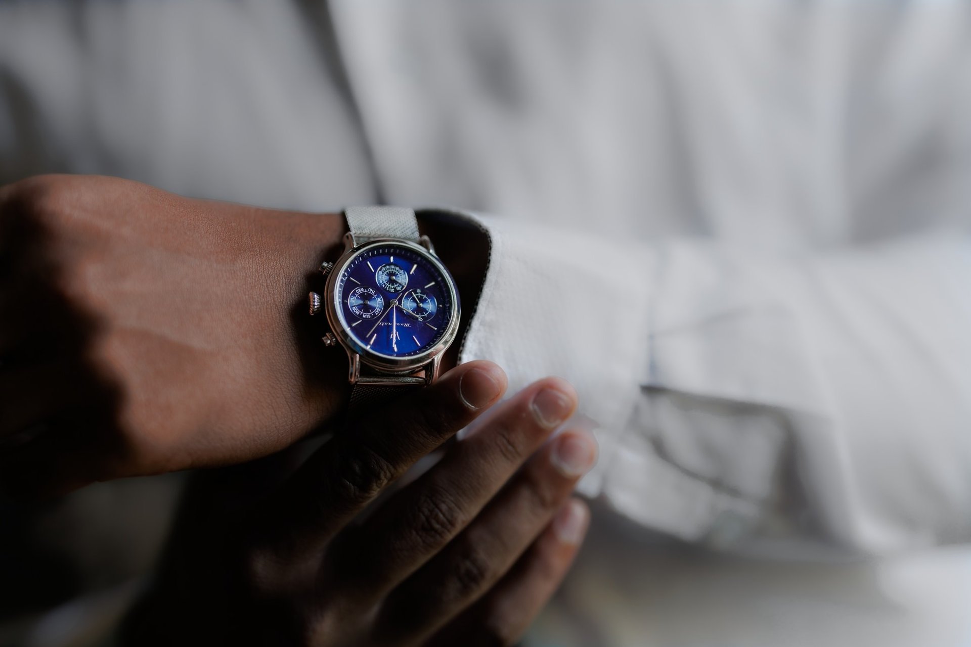 Une personne en chemise blanche arborant sa montre Maserati au poignet gauche