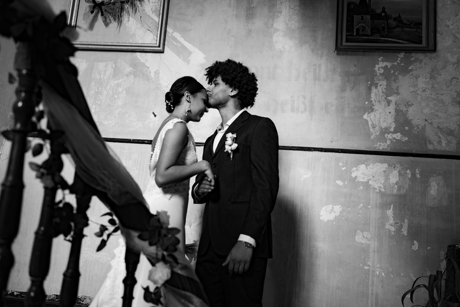 Une couple de mariés s'embrassant 