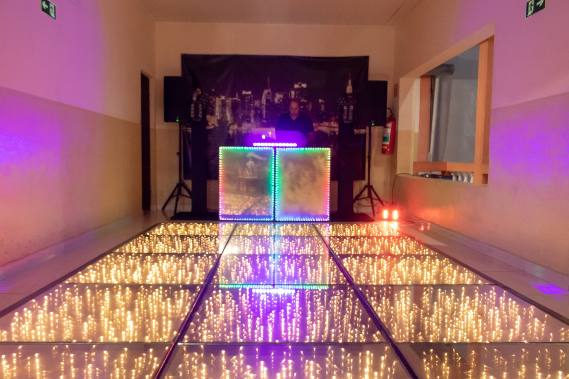 gray computer monitor