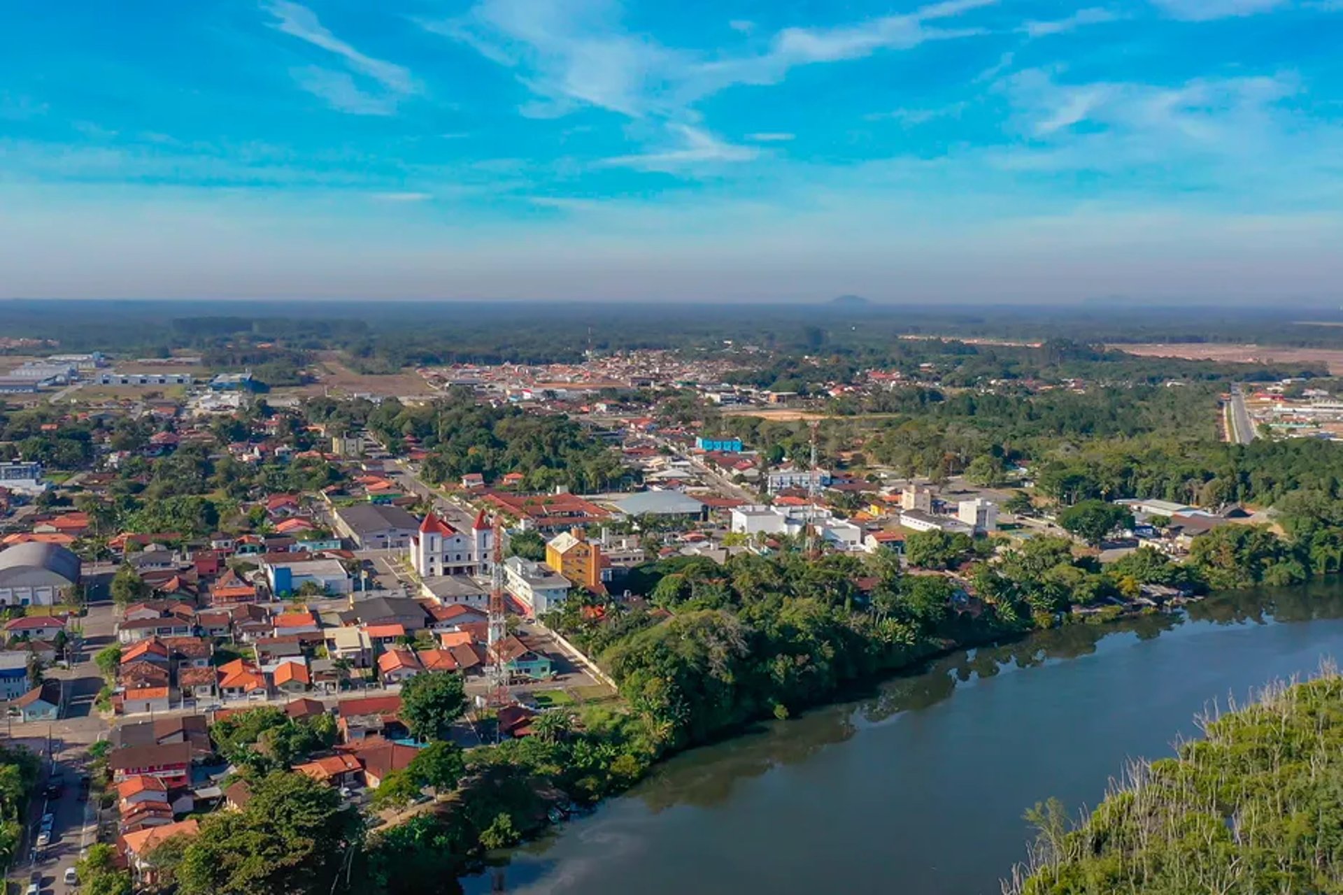 foto do centro de Arquari mostrando o rio parati e a igreja