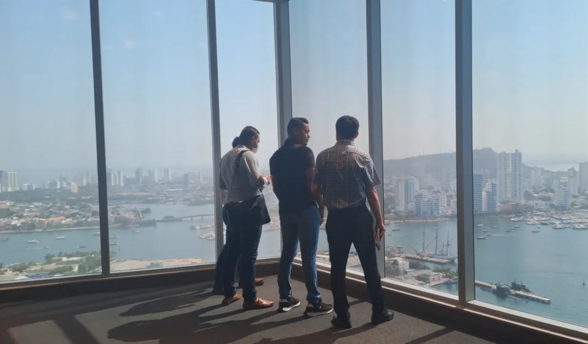Imagen de personas viendo la vista del mar de cartagena