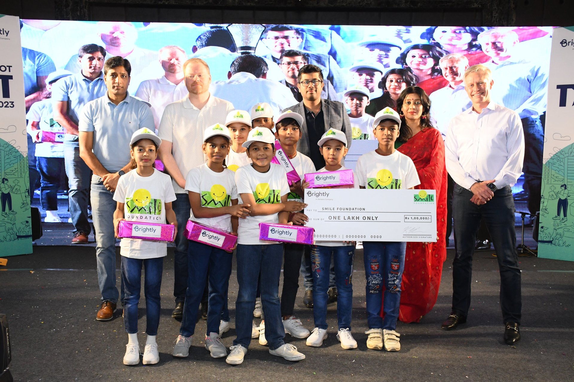 gray computer monitor