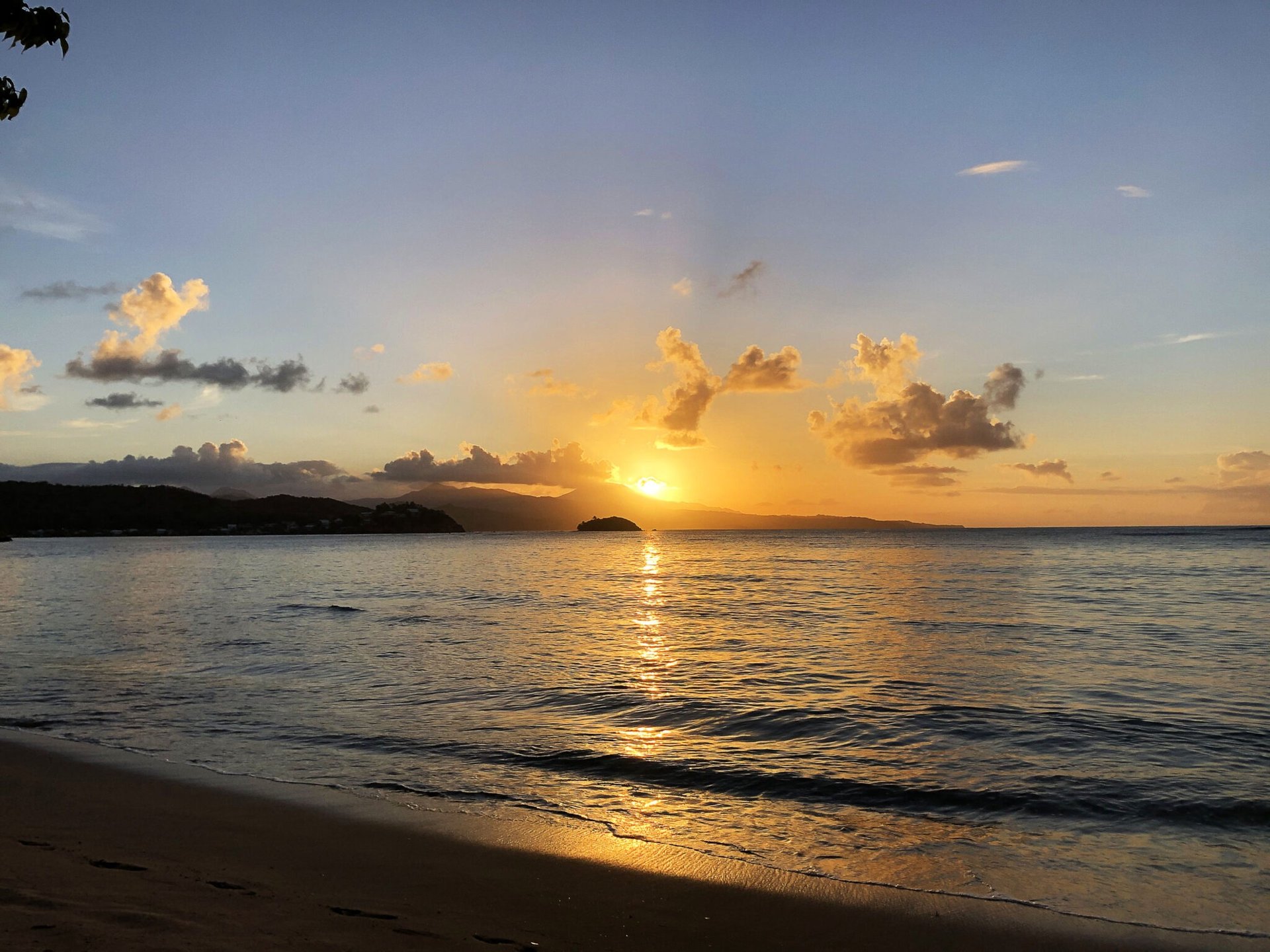 gray computer monitor