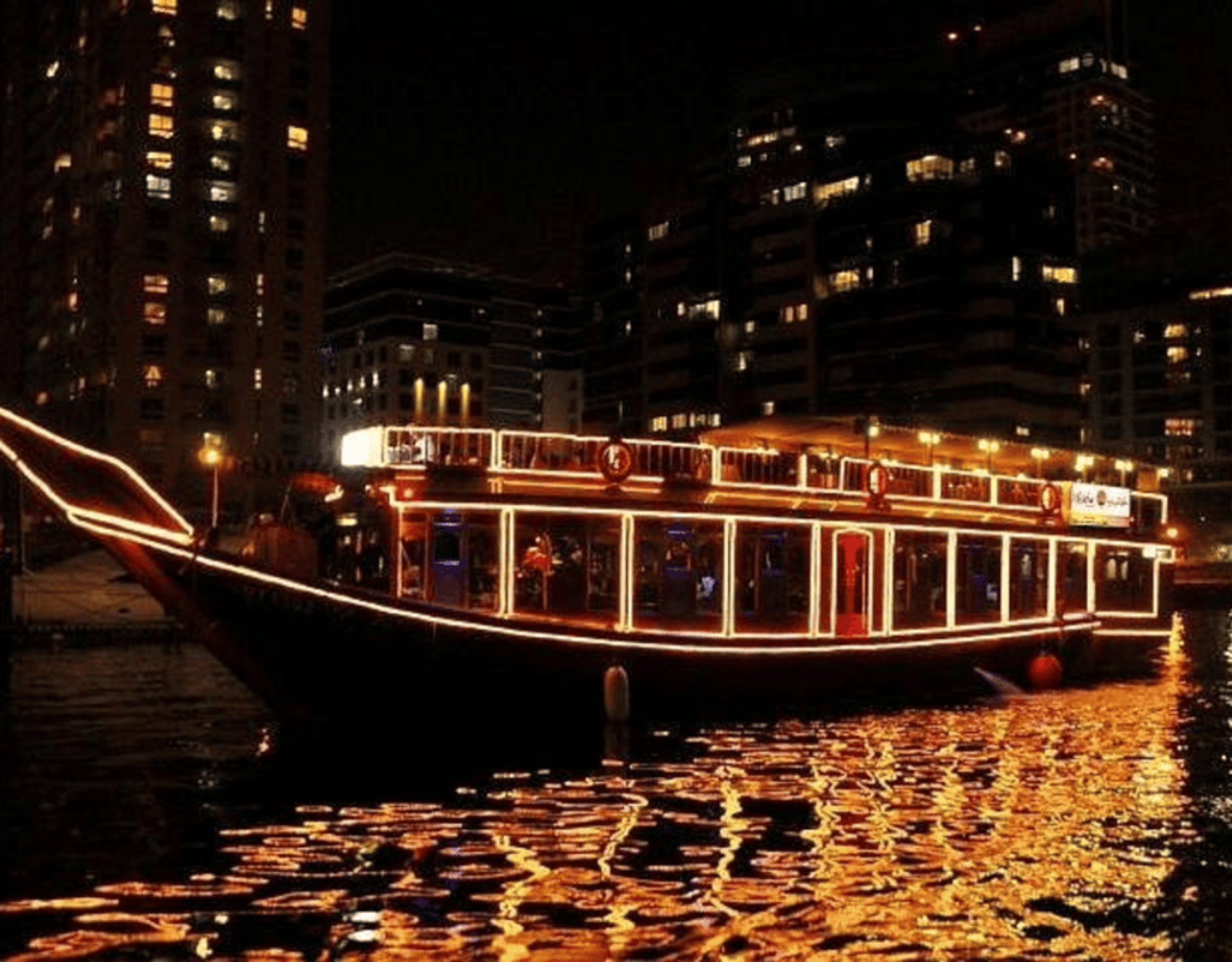 Dîner de croisière en boutre sur la crique et la marina avec pont supérieur