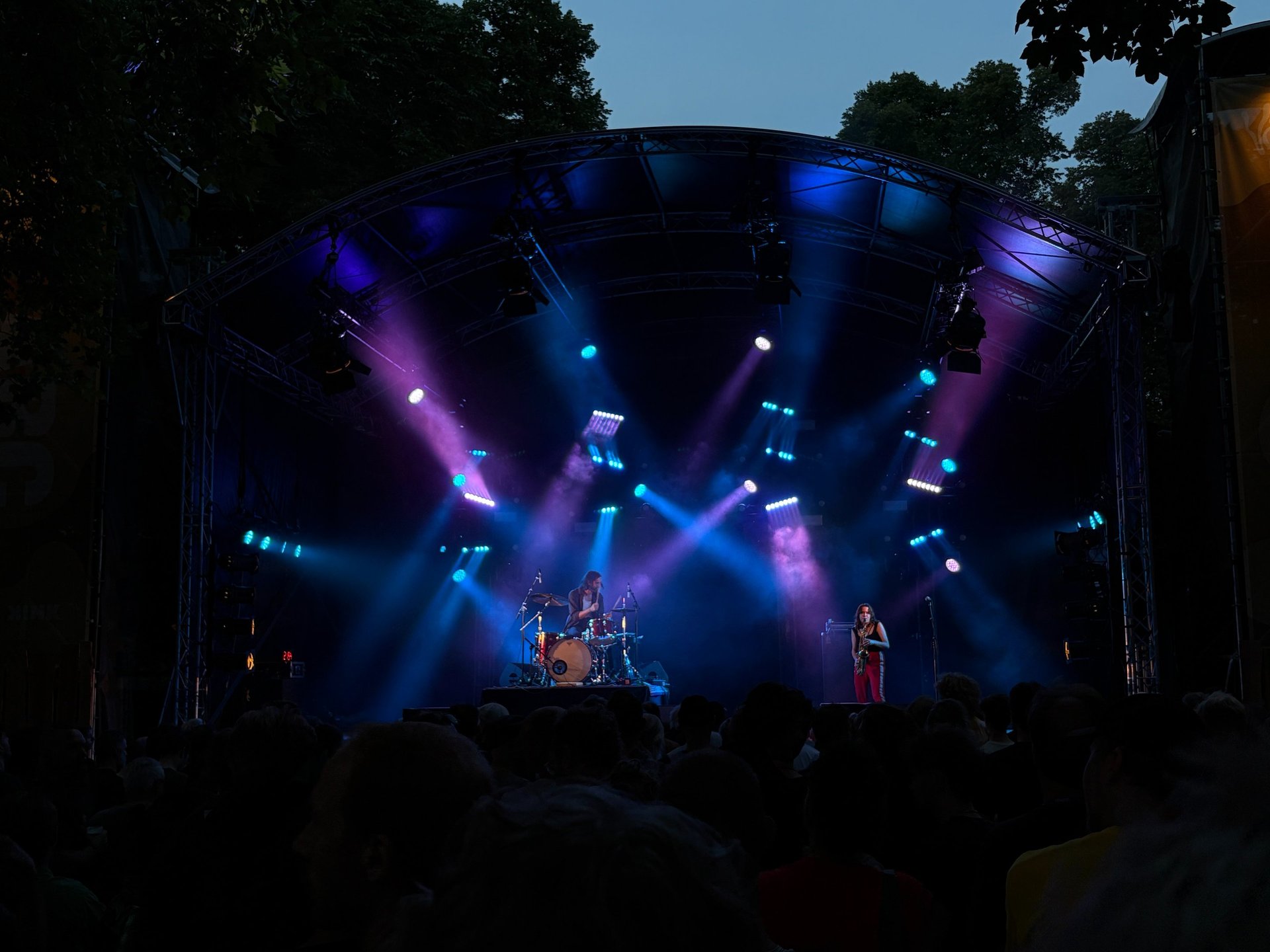 gray computer monitor